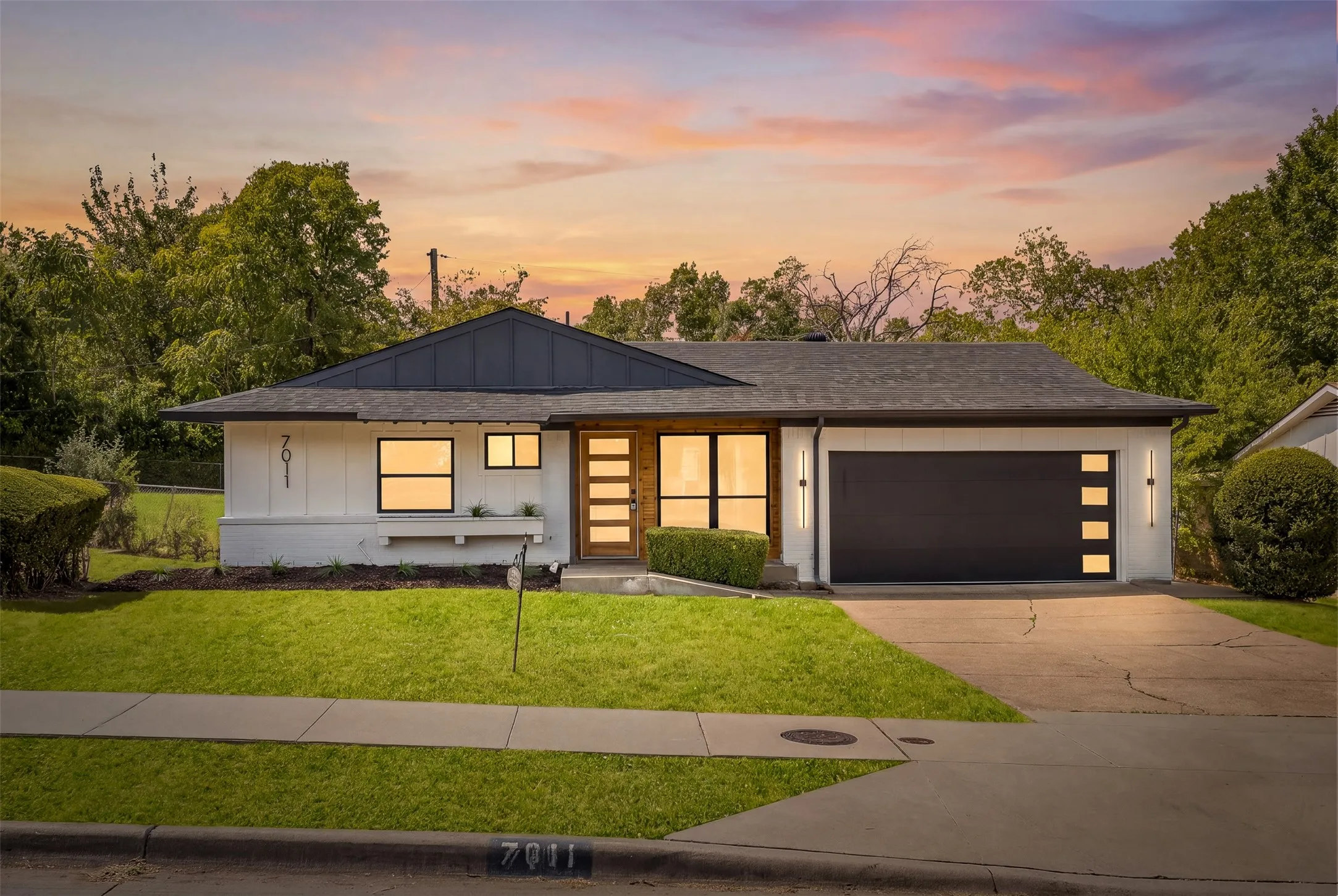 Single Family Residence For Sale in Dallas County , 7011 Sweet Sue Lane, Dallas, Texas 75241, 3 Bedroom, 2 Bathroom, 2 Garage spaces, 1,275 Sqft, built in 1960, mls#21390495, Real Estate Agent in Dallas, Homes For Sale in Dallas county, Homes For Sale in Dallas, Realtor in Dallas Texas, Real Estate Brokerage Independent Realty Texas, Luminita Cordes Realtor