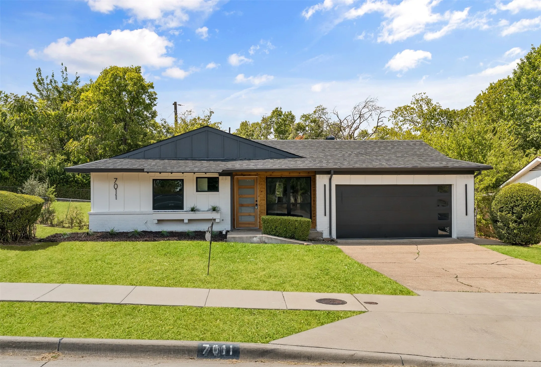 Single Family Residence For Sale in Dallas County , 7011 Sweet Sue Lane, Dallas, Texas 75241, 3 Bedroom, 2 Bathroom, 2 Garage spaces, 1,275 Sqft, built in 1960, mls#21390495, Real Estate Agent in Dallas, Homes For Sale in Dallas county, Homes For Sale in Dallas, Realtor in Dallas Texas, Real Estate Brokerage Independent Realty Texas, Luminita Cordes Realtor