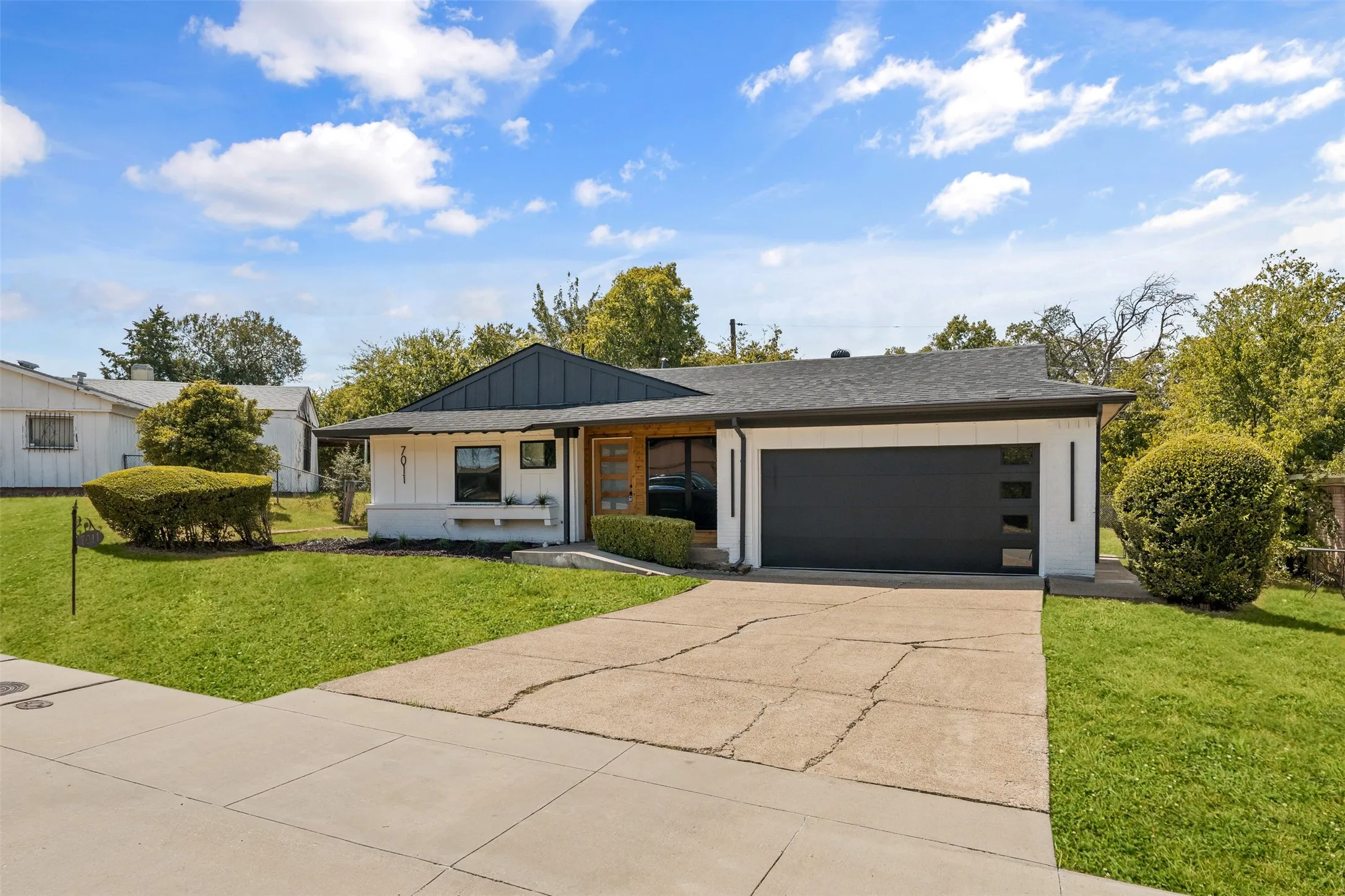 Single Family Residence For Sale in Dallas County , 7011 Sweet Sue Lane, Dallas, Texas 75241, 3 Bedroom, 2 Bathroom, 2 Garage spaces, 1,275 Sqft, built in 1960, mls#21390495, Real Estate Agent in Dallas, Homes For Sale in Dallas county, Homes For Sale in Dallas, Realtor in Dallas Texas, Real Estate Brokerage Independent Realty Texas, Luminita Cordes Realtor