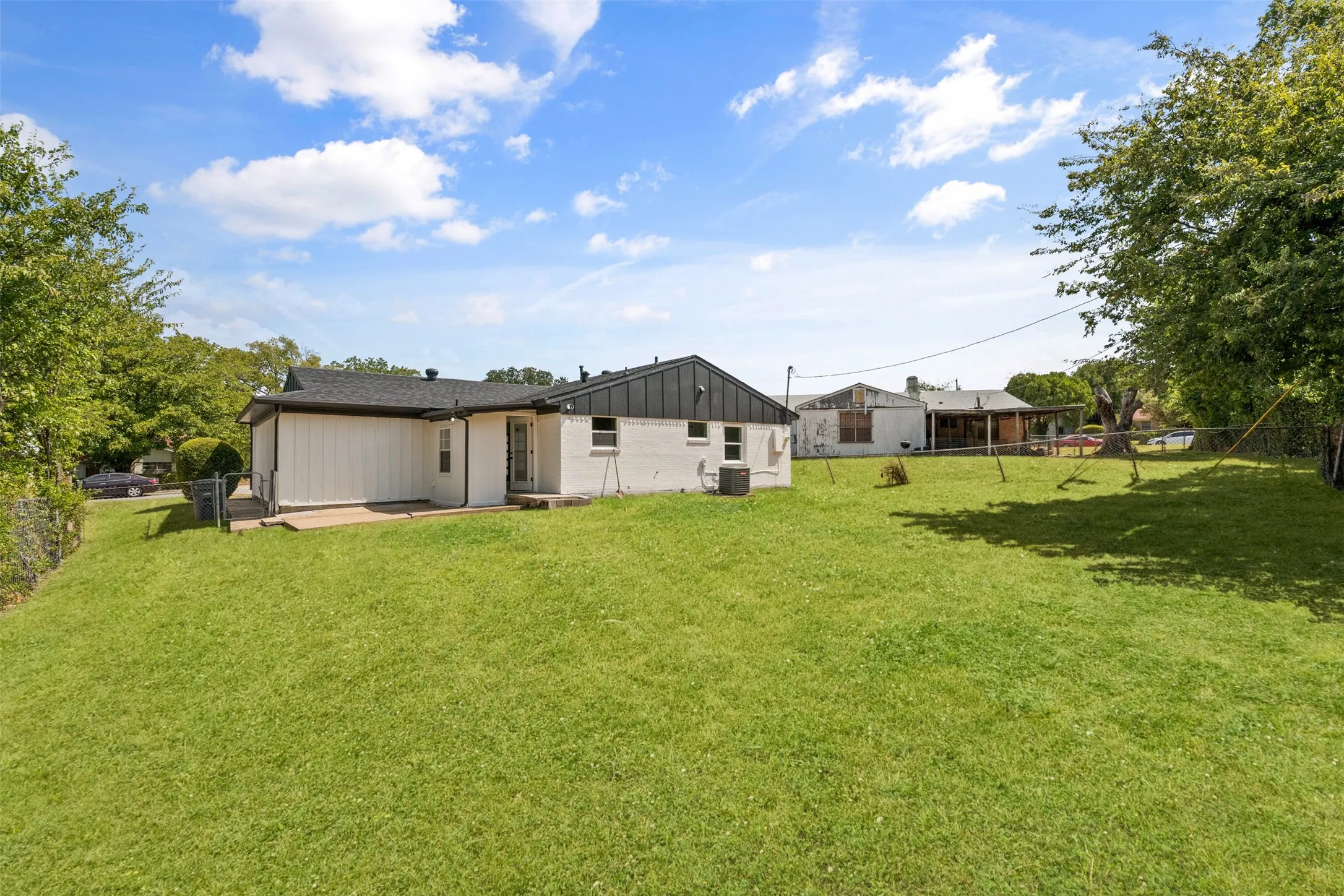 Single Family Residence For Sale in Dallas County , 7011 Sweet Sue Lane, Dallas, Texas 75241, 3 Bedroom, 2 Bathroom, 2 Garage spaces, 1,275 Sqft, built in 1960, mls#21390495, Real Estate Agent in Dallas, Homes For Sale in Dallas county, Homes For Sale in Dallas, Realtor in Dallas Texas, Real Estate Brokerage Independent Realty Texas, Luminita Cordes Realtor