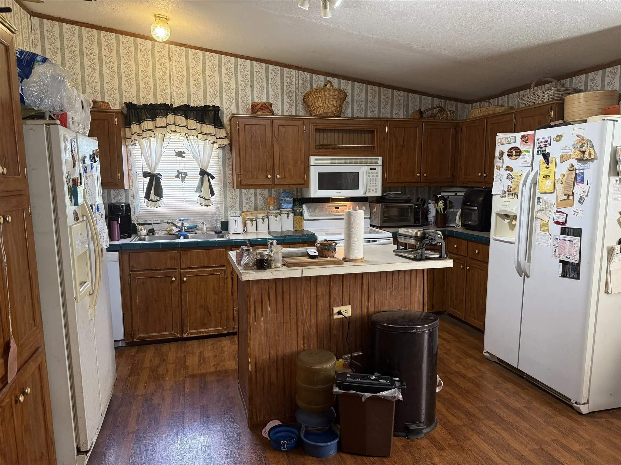 Huge Kitchen with Island!