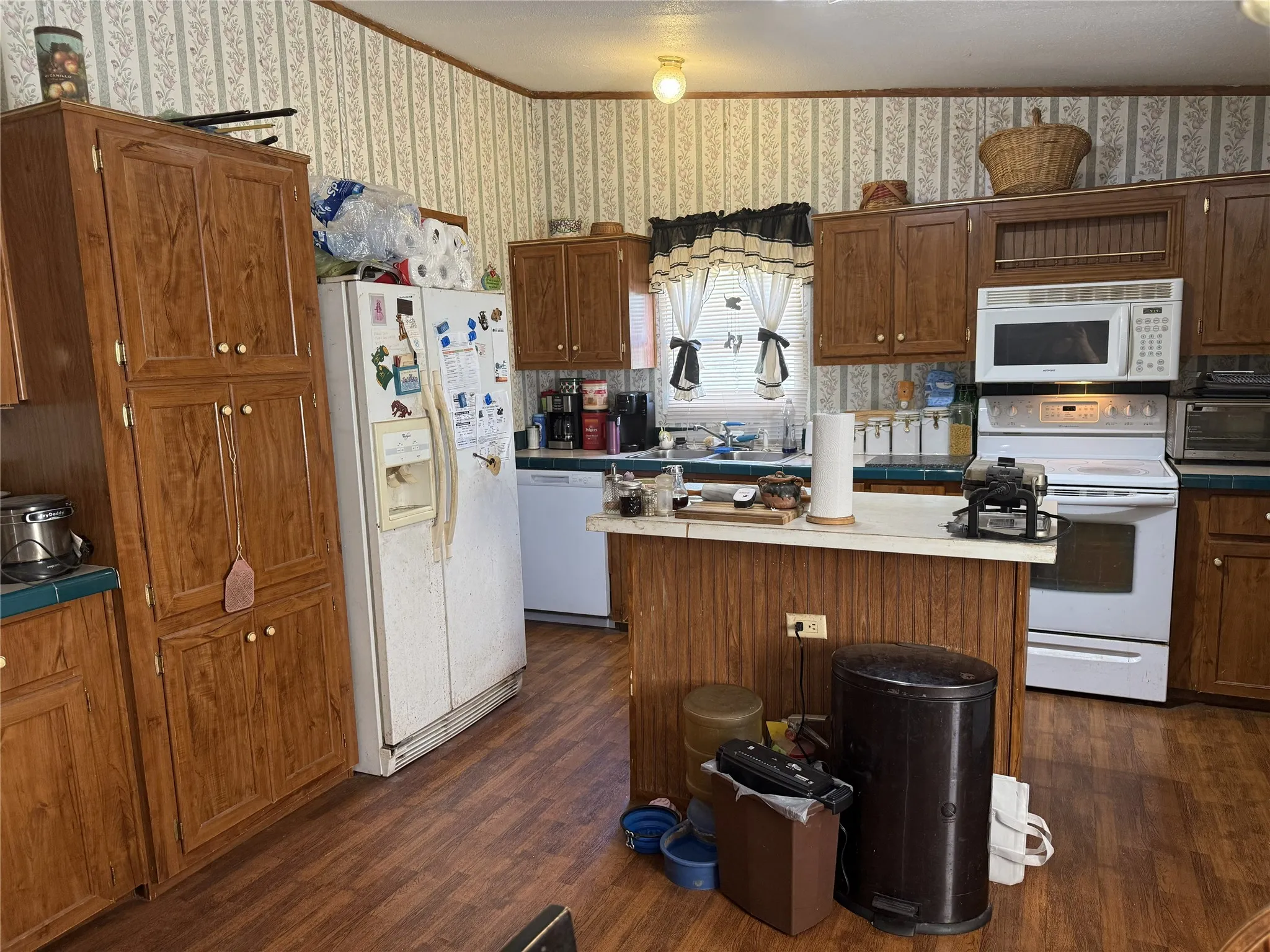 Huge Kitchen with Island!