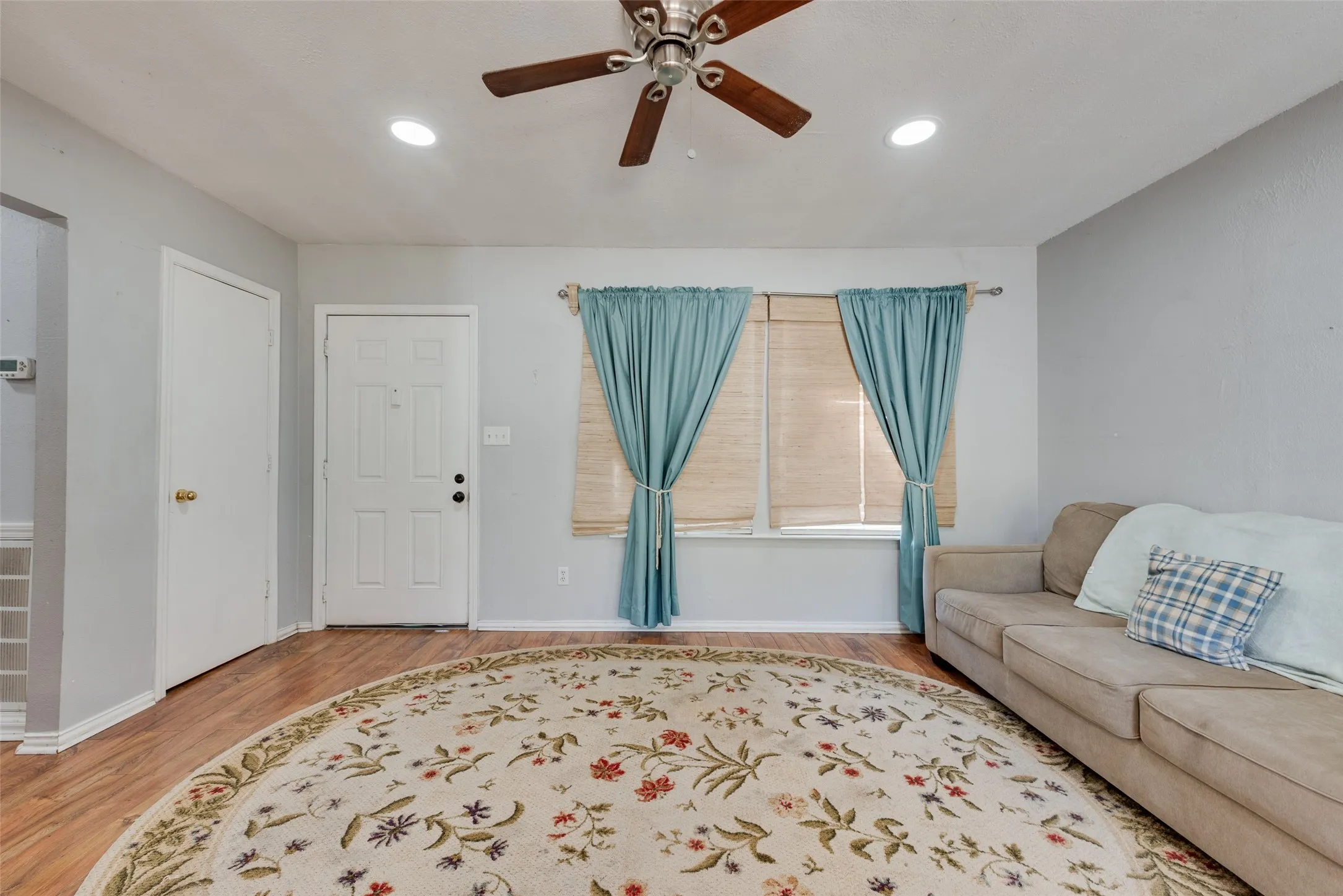 Single Family Residence For Sale in Tarrant County , 7470 Widgeon Avenue, Fort Worth, Texas 76116, 2 Bedroom, 1 Bathroom, 1 Garage spaces, 1,044 Sqft, built in 1951, mls#21389367, Real Estate Agent in Fort Worth, Homes For Sale in Tarrant county, Homes For Sale in Fort Worth, Realtor in Fort Worth Texas, Real Estate Brokerage Independent Realty Texas, Luminita Cordes Realtor