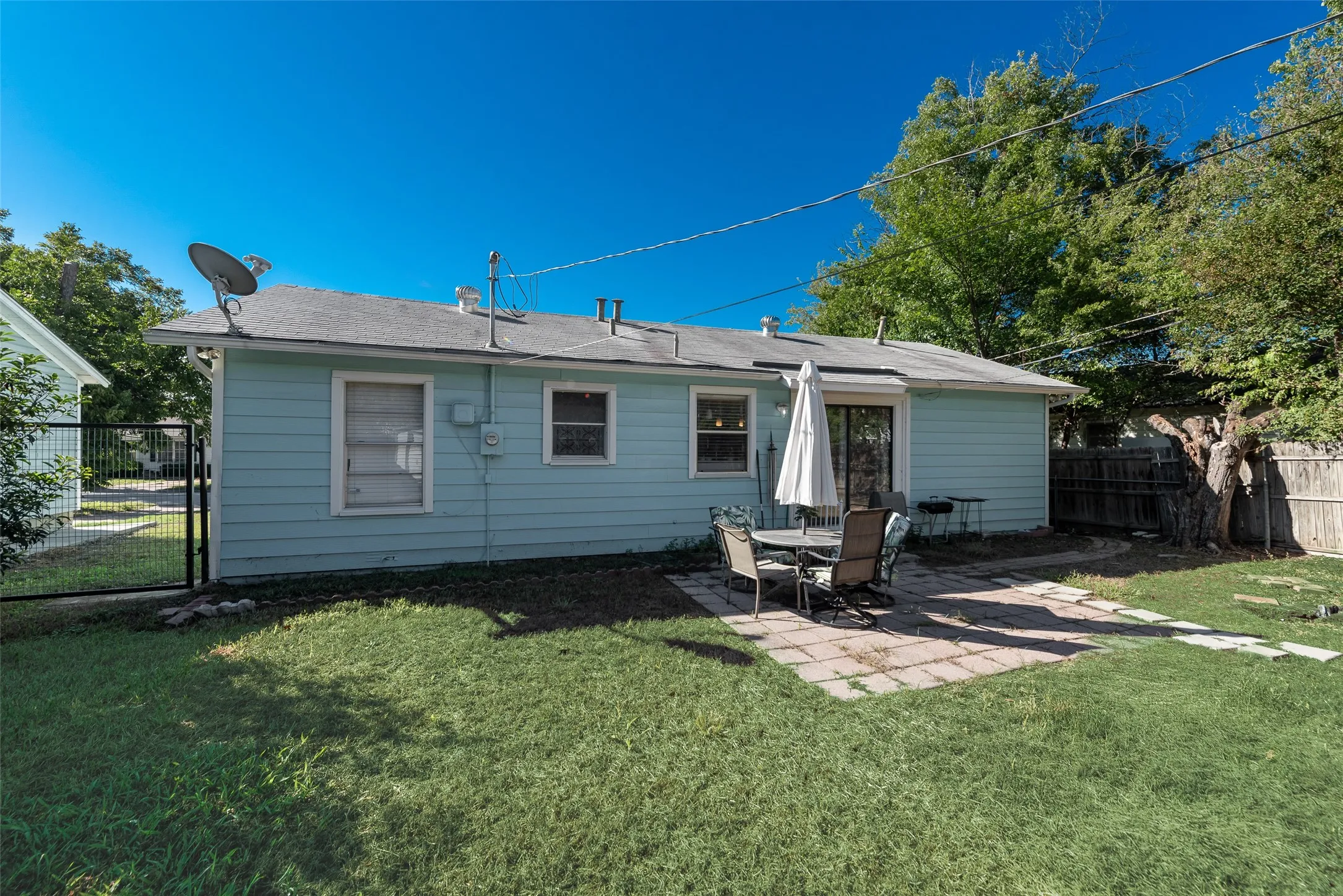 Single Family Residence For Sale in Tarrant County , 7470 Widgeon Avenue, Fort Worth, Texas 76116, 2 Bedroom, 1 Bathroom, 1 Garage spaces, 1,044 Sqft, built in 1951, mls#21389367, Real Estate Agent in Fort Worth, Homes For Sale in Tarrant county, Homes For Sale in Fort Worth, Realtor in Fort Worth Texas, Real Estate Brokerage Independent Realty Texas, Luminita Cordes Realtor