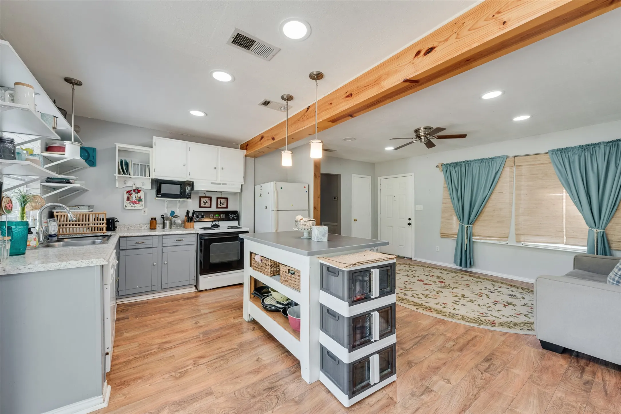 Single Family Residence For Sale in Tarrant County , 7470 Widgeon Avenue, Fort Worth, Texas 76116, 2 Bedroom, 1 Bathroom, 1 Garage spaces, 1,044 Sqft, built in 1951, mls#21389367, Real Estate Agent in Fort Worth, Homes For Sale in Tarrant county, Homes For Sale in Fort Worth, Realtor in Fort Worth Texas, Real Estate Brokerage Independent Realty Texas, Luminita Cordes Realtor
