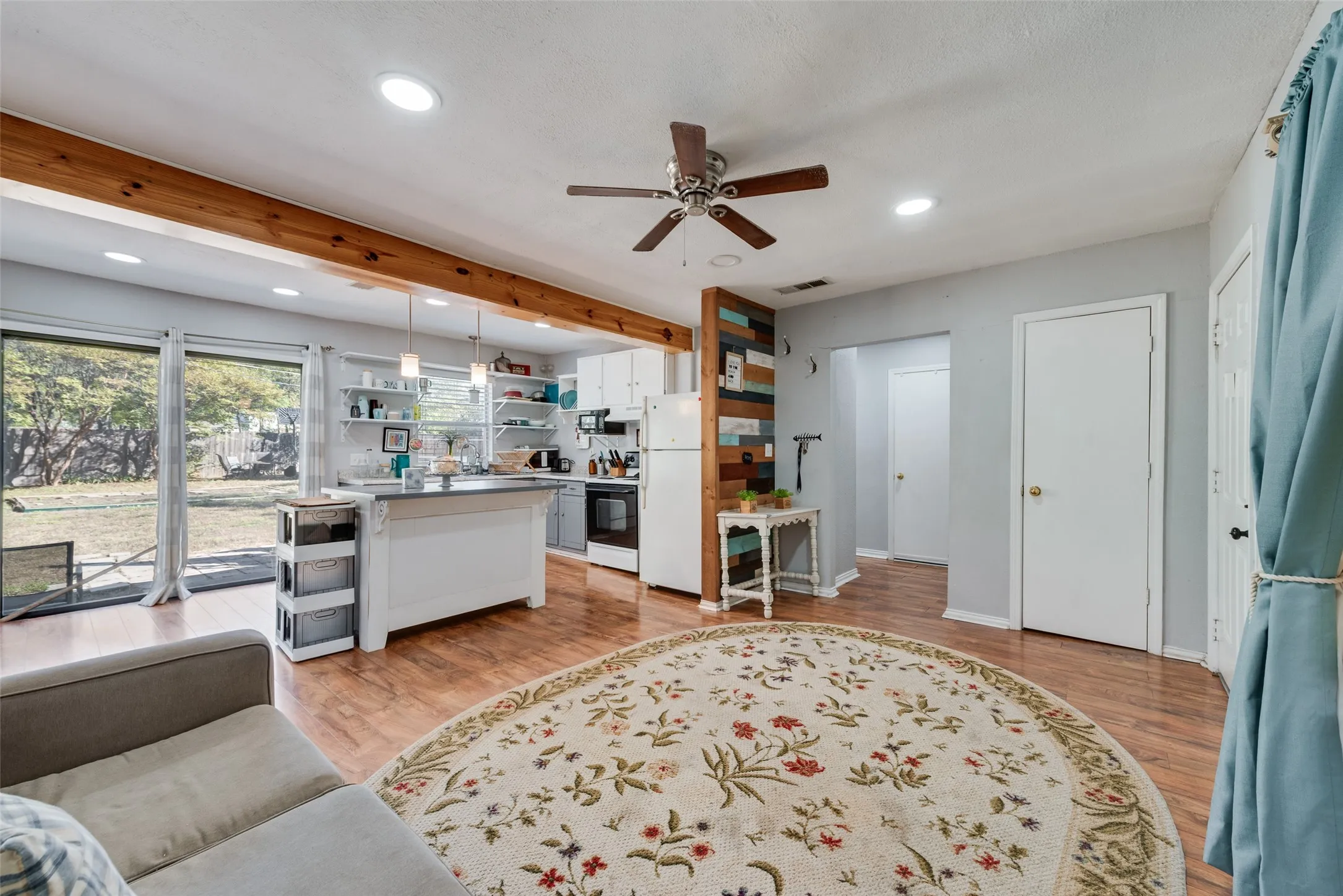 Single Family Residence For Sale in Tarrant County , 7470 Widgeon Avenue, Fort Worth, Texas 76116, 2 Bedroom, 1 Bathroom, 1 Garage spaces, 1,044 Sqft, built in 1951, mls#21389367, Real Estate Agent in Fort Worth, Homes For Sale in Tarrant county, Homes For Sale in Fort Worth, Realtor in Fort Worth Texas, Real Estate Brokerage Independent Realty Texas, Luminita Cordes Realtor