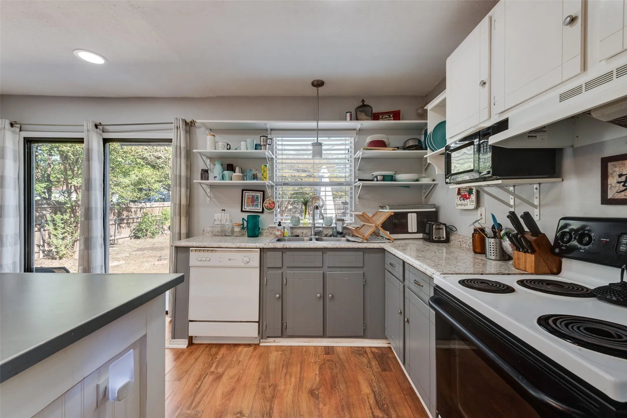 Single Family Residence For Sale in Tarrant County , 7470 Widgeon Avenue, Fort Worth, Texas 76116, 2 Bedroom, 1 Bathroom, 1 Garage spaces, 1,044 Sqft, built in 1951, mls#21389367, Real Estate Agent in Fort Worth, Homes For Sale in Tarrant county, Homes For Sale in Fort Worth, Realtor in Fort Worth Texas, Real Estate Brokerage Independent Realty Texas, Luminita Cordes Realtor
