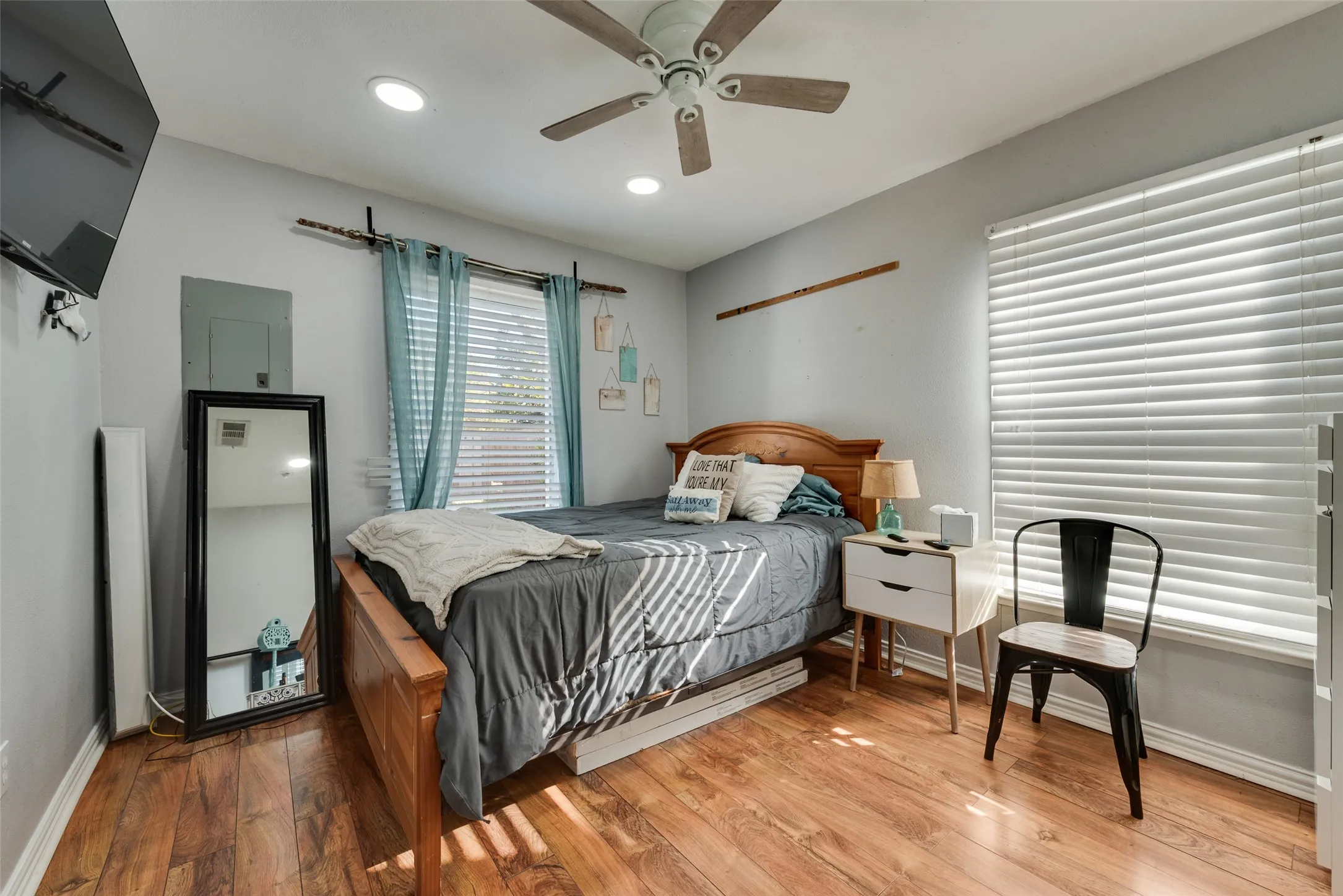 Single Family Residence For Sale in Tarrant County , 7470 Widgeon Avenue, Fort Worth, Texas 76116, 2 Bedroom, 1 Bathroom, 1 Garage spaces, 1,044 Sqft, built in 1951, mls#21389367, Real Estate Agent in Fort Worth, Homes For Sale in Tarrant county, Homes For Sale in Fort Worth, Realtor in Fort Worth Texas, Real Estate Brokerage Independent Realty Texas, Luminita Cordes Realtor