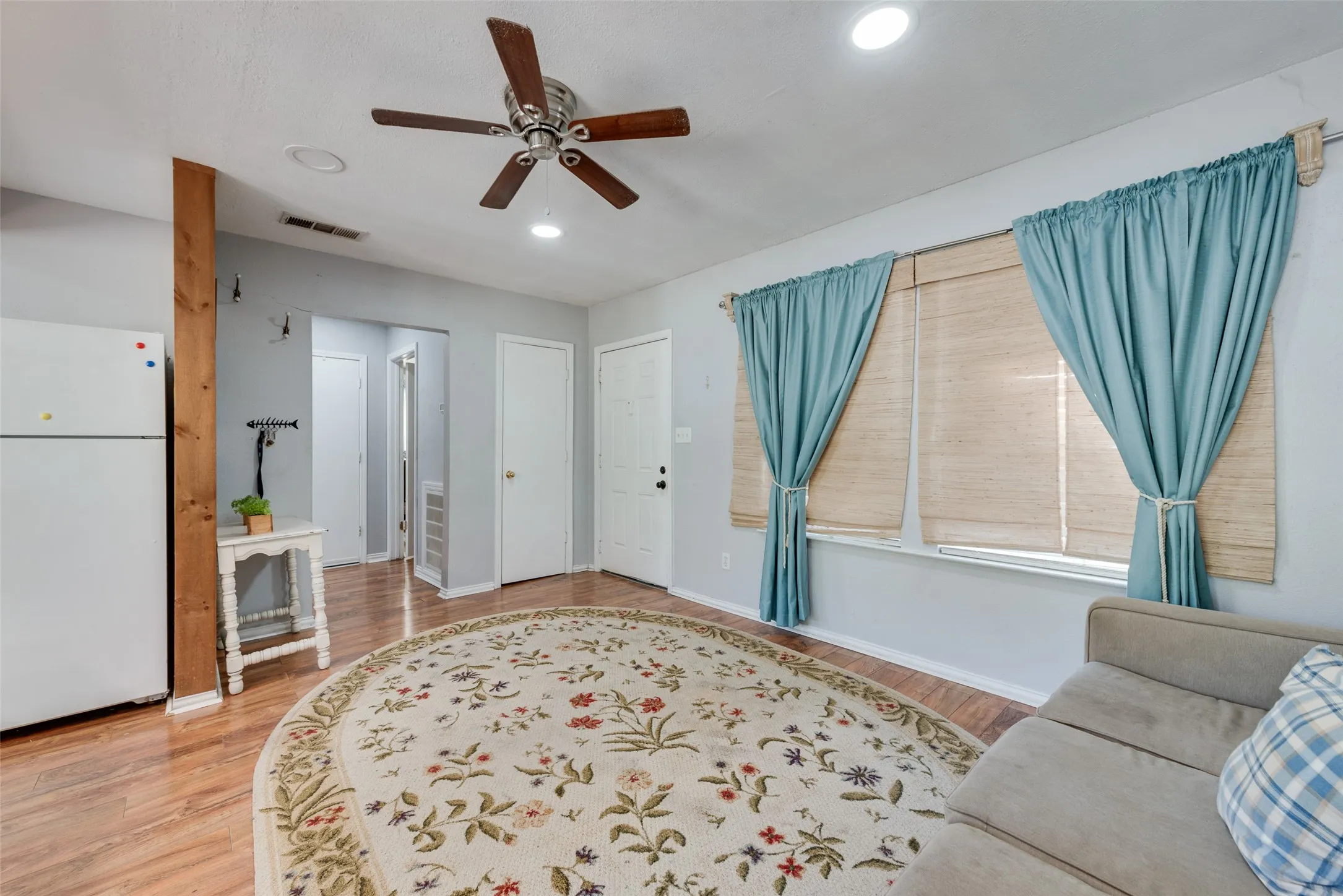 Single Family Residence For Sale in Tarrant County , 7470 Widgeon Avenue, Fort Worth, Texas 76116, 2 Bedroom, 1 Bathroom, 1 Garage spaces, 1,044 Sqft, built in 1951, mls#21389367, Real Estate Agent in Fort Worth, Homes For Sale in Tarrant county, Homes For Sale in Fort Worth, Realtor in Fort Worth Texas, Real Estate Brokerage Independent Realty Texas, Luminita Cordes Realtor