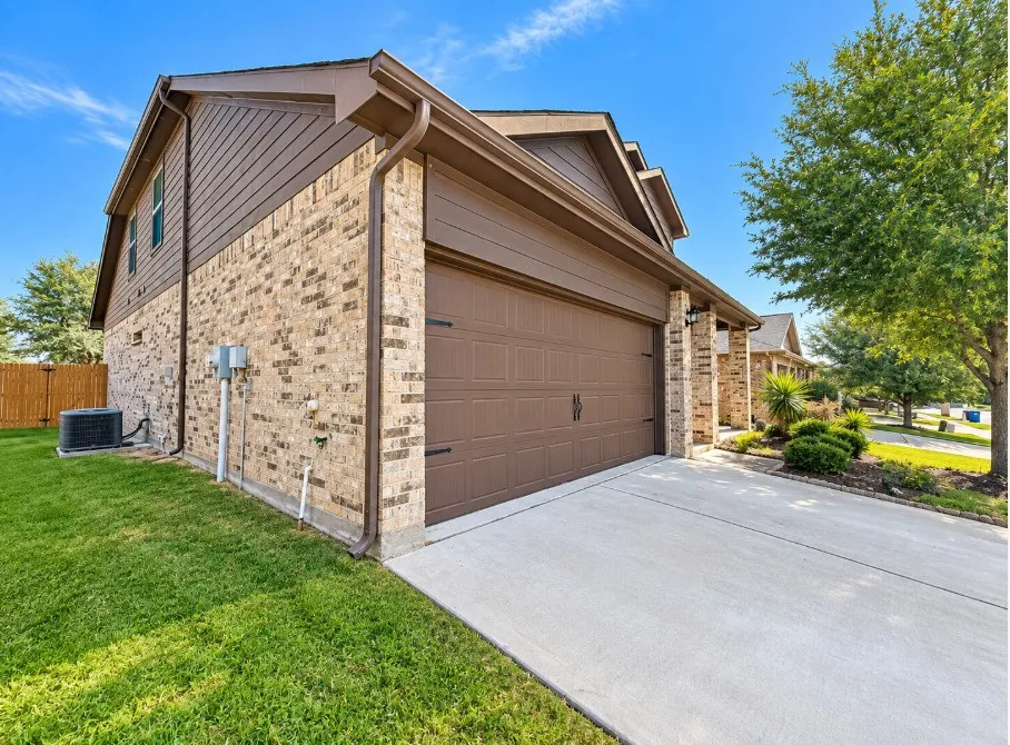 Single Family Residence For Sale in Parker County , 644 River Rock Drive, Azle, Texas 76020, 5 Bedroom, 4 Bathroom, 2 Garage spaces, 2,291 Sqft, built in 2016, mls#21390202, Real Estate Agent in Azle, Homes For Sale in Parker county, Homes For Sale in Azle, Realtor in Azle Texas, Real Estate Brokerage Independent Realty Texas, Luminita Cordes Realtor