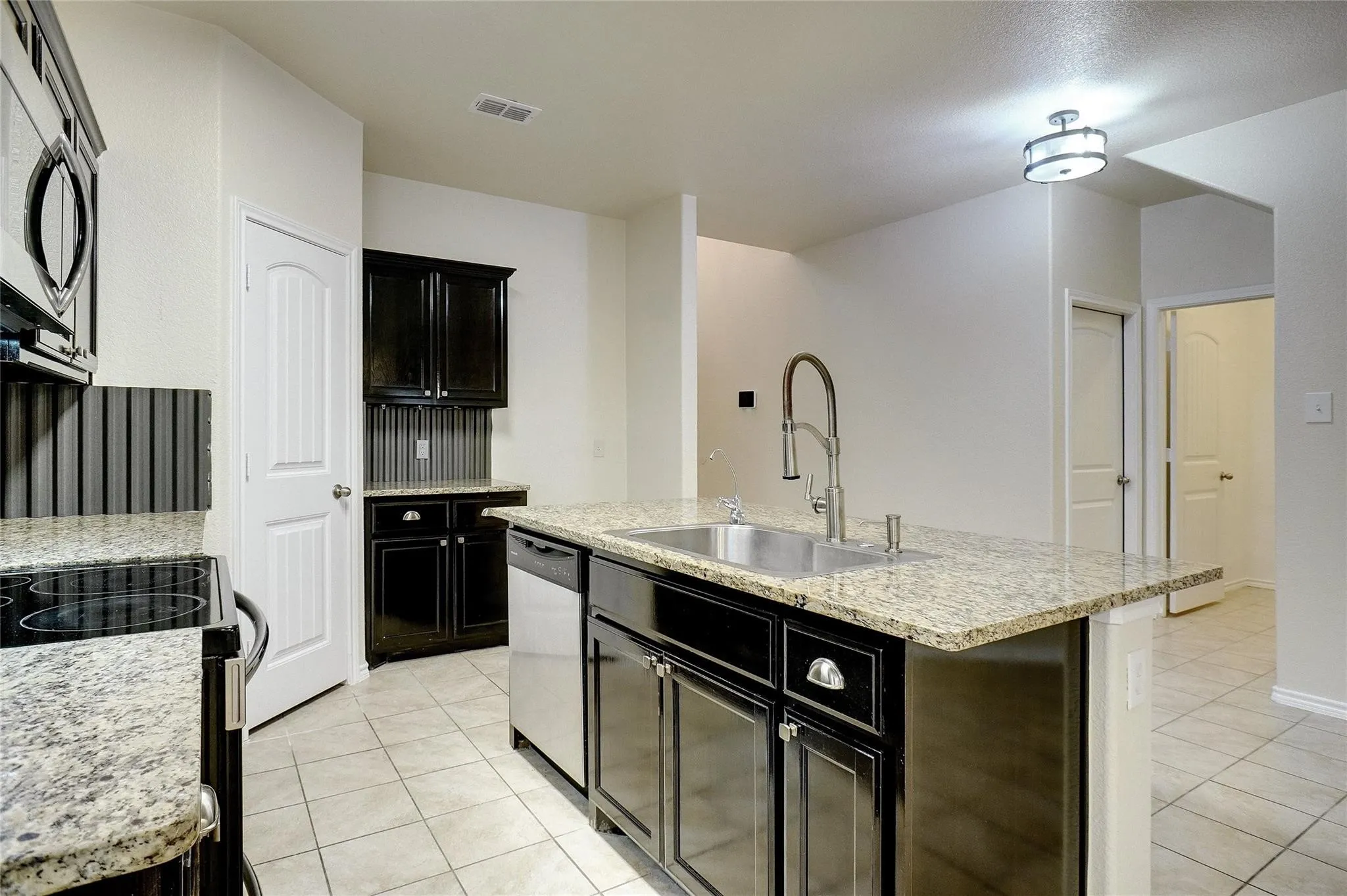 Single Family Residence For Sale in Parker County , 644 River Rock Drive, Azle, Texas 76020, 5 Bedroom, 4 Bathroom, 2 Garage spaces, 2,291 Sqft, built in 2016, mls#21390202, Real Estate Agent in Azle, Homes For Sale in Parker county, Homes For Sale in Azle, Realtor in Azle Texas, Real Estate Brokerage Independent Realty Texas, Luminita Cordes Realtor