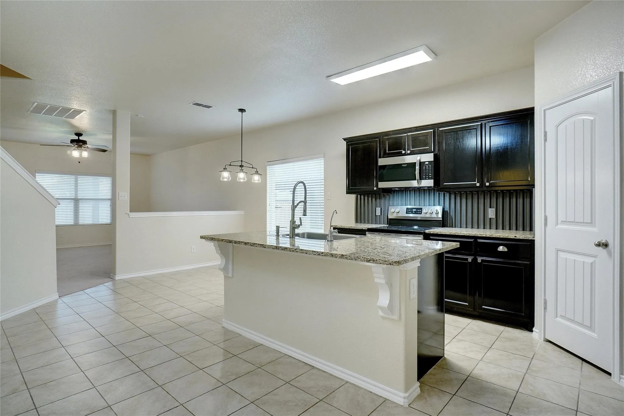 Single Family Residence For Sale in Parker County , 644 River Rock Drive, Azle, Texas 76020, 5 Bedroom, 4 Bathroom, 2 Garage spaces, 2,291 Sqft, built in 2016, mls#21390202, Real Estate Agent in Azle, Homes For Sale in Parker county, Homes For Sale in Azle, Realtor in Azle Texas, Real Estate Brokerage Independent Realty Texas, Luminita Cordes Realtor