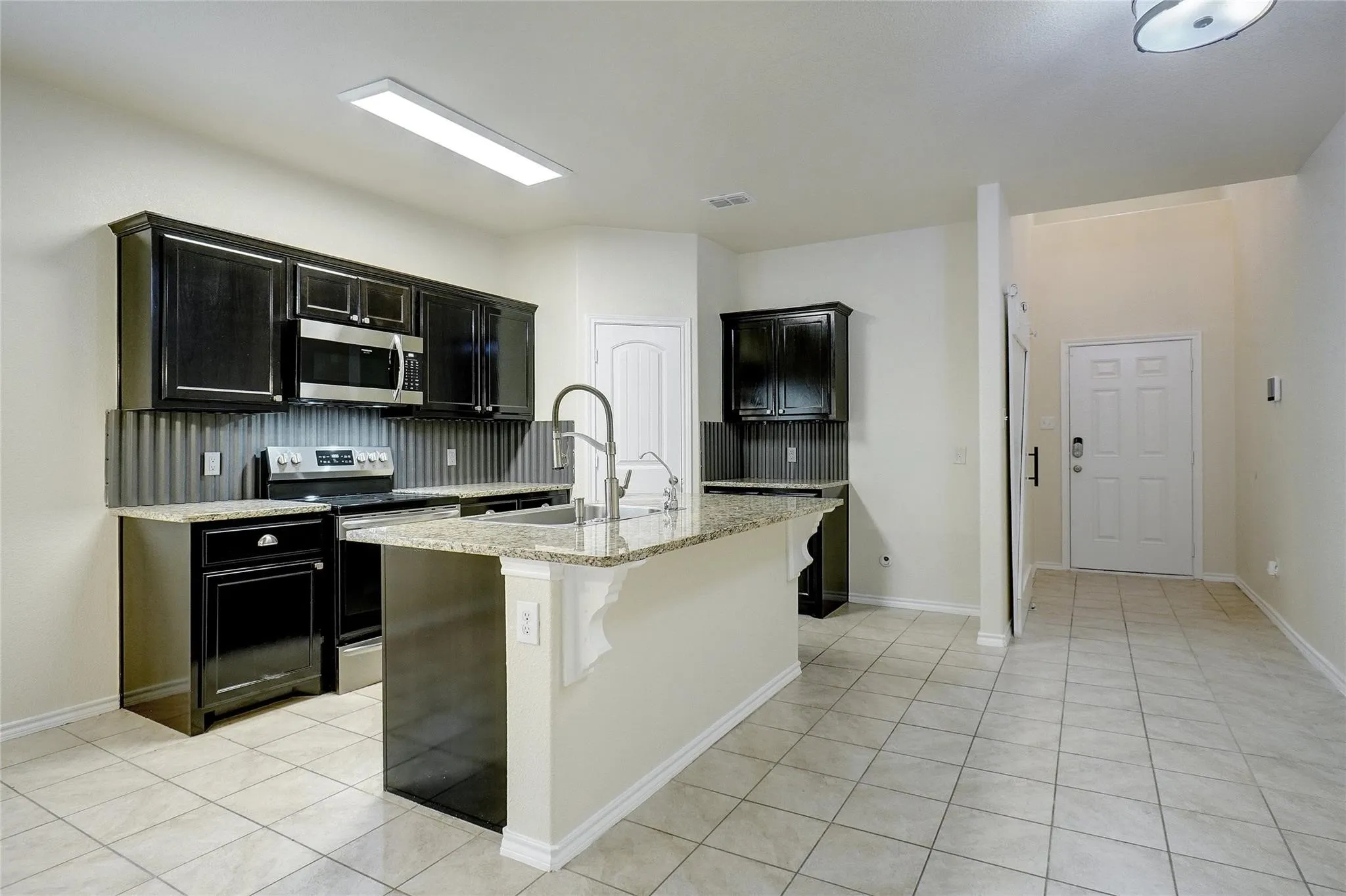 Single Family Residence For Sale in Parker County , 644 River Rock Drive, Azle, Texas 76020, 5 Bedroom, 4 Bathroom, 2 Garage spaces, 2,291 Sqft, built in 2016, mls#21390202, Real Estate Agent in Azle, Homes For Sale in Parker county, Homes For Sale in Azle, Realtor in Azle Texas, Real Estate Brokerage Independent Realty Texas, Luminita Cordes Realtor