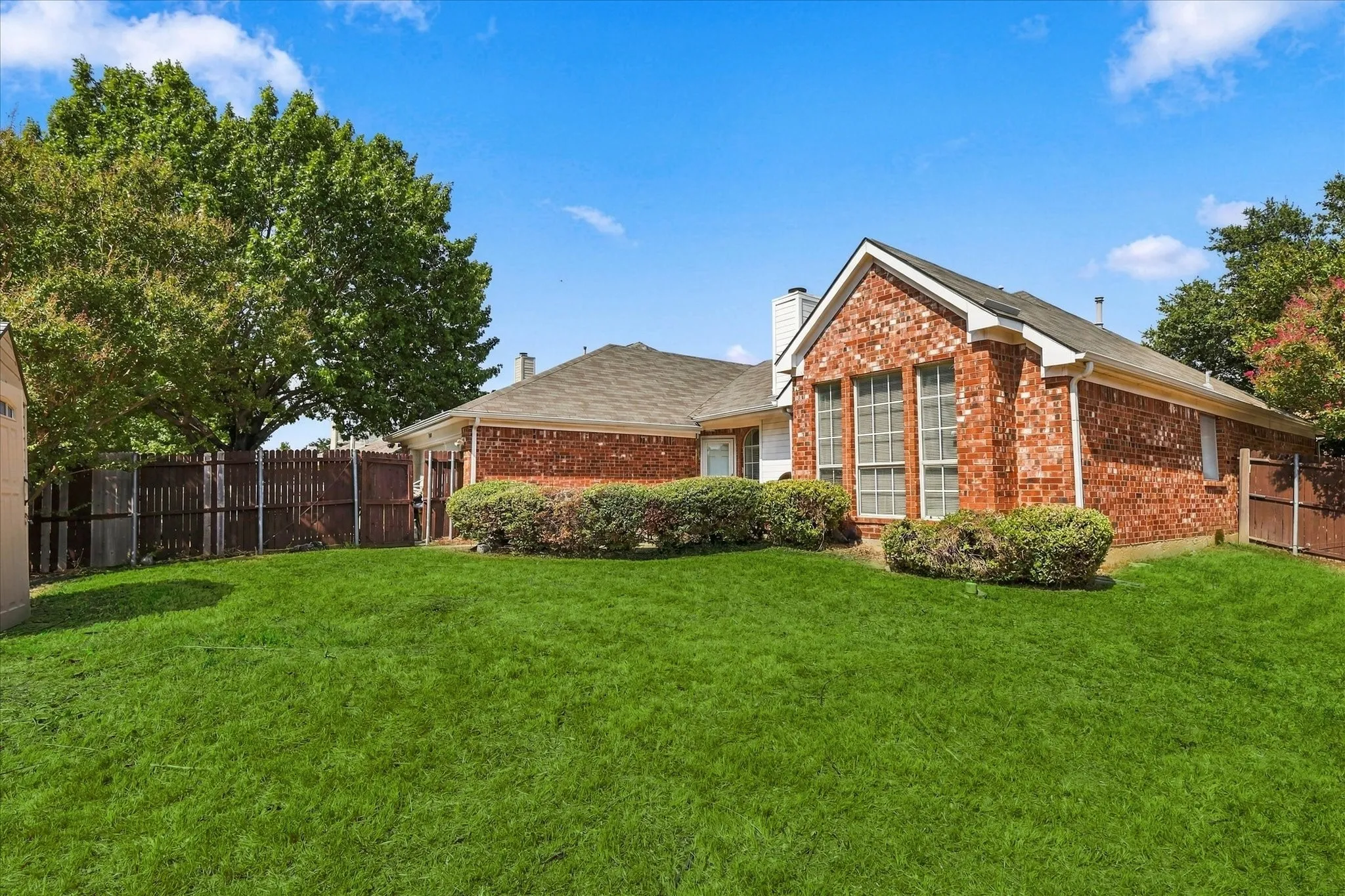 Single Family Residence For Sale in Denton County , 700 Summit Ridge, Lewisville, Texas 75077, 3 Bedroom, 2 Bathroom, 2 Garage spaces, 1,994 Sqft, built in 1994, mls#21383687, Real Estate Agent in Lewisville, Homes For Sale in Denton county, Homes For Sale in Lewisville, Realtor in Lewisville Texas, Real Estate Brokerage Independent Realty Texas, Luminita Cordes Realtor