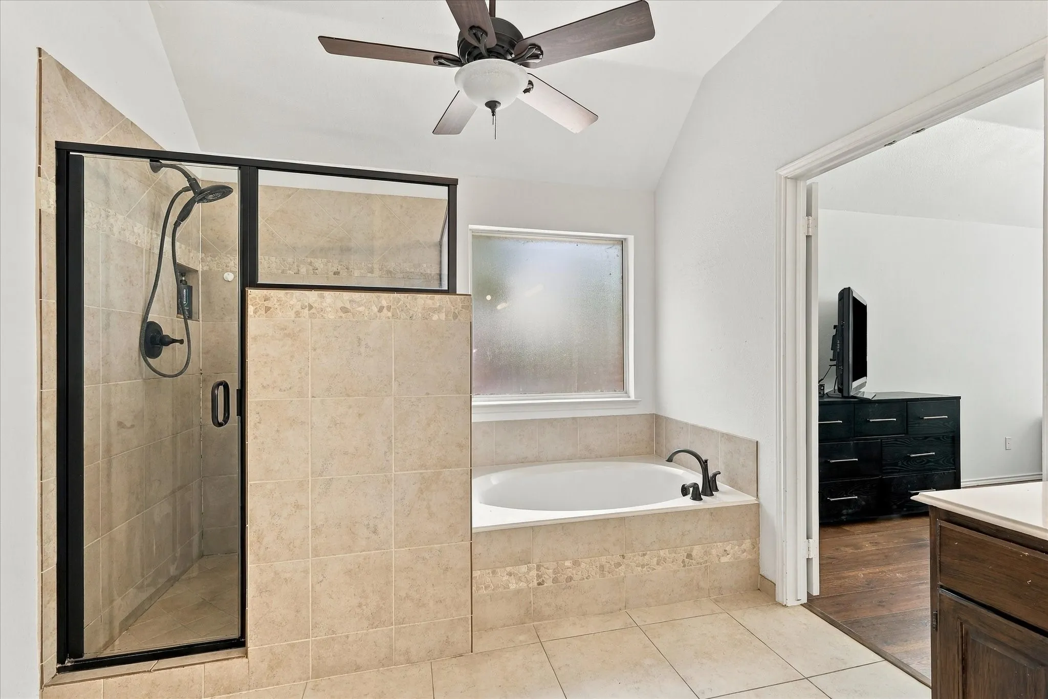 Single Family Residence For Sale in Denton County , 700 Summit Ridge, Lewisville, Texas 75077, 3 Bedroom, 2 Bathroom, 2 Garage spaces, 1,994 Sqft, built in 1994, mls#21383687, Real Estate Agent in Lewisville, Homes For Sale in Denton county, Homes For Sale in Lewisville, Realtor in Lewisville Texas, Real Estate Brokerage Independent Realty Texas, Luminita Cordes Realtor