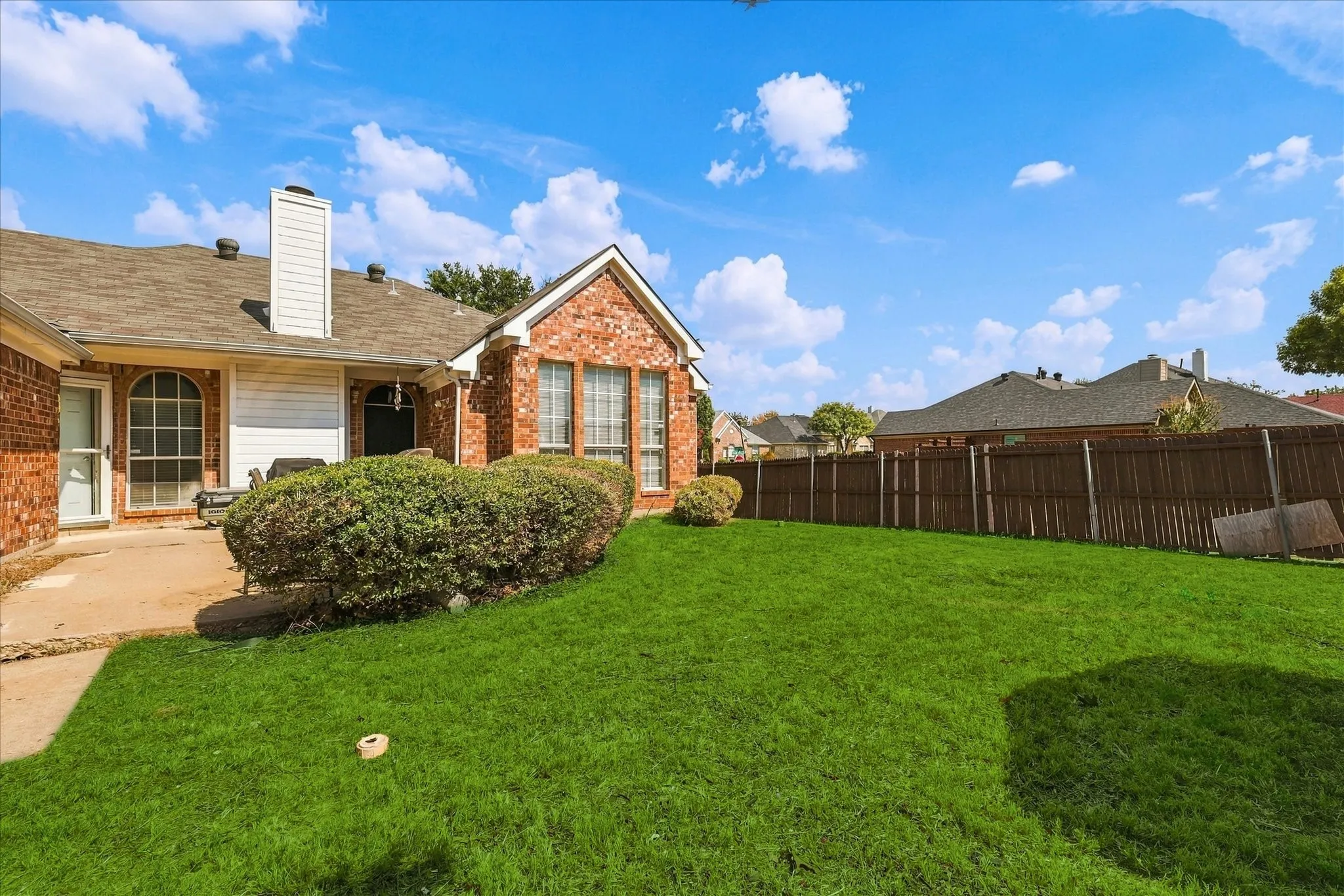 Single Family Residence For Sale in Denton County , 700 Summit Ridge, Lewisville, Texas 75077, 3 Bedroom, 2 Bathroom, 2 Garage spaces, 1,994 Sqft, built in 1994, mls#21383687, Real Estate Agent in Lewisville, Homes For Sale in Denton county, Homes For Sale in Lewisville, Realtor in Lewisville Texas, Real Estate Brokerage Independent Realty Texas, Luminita Cordes Realtor