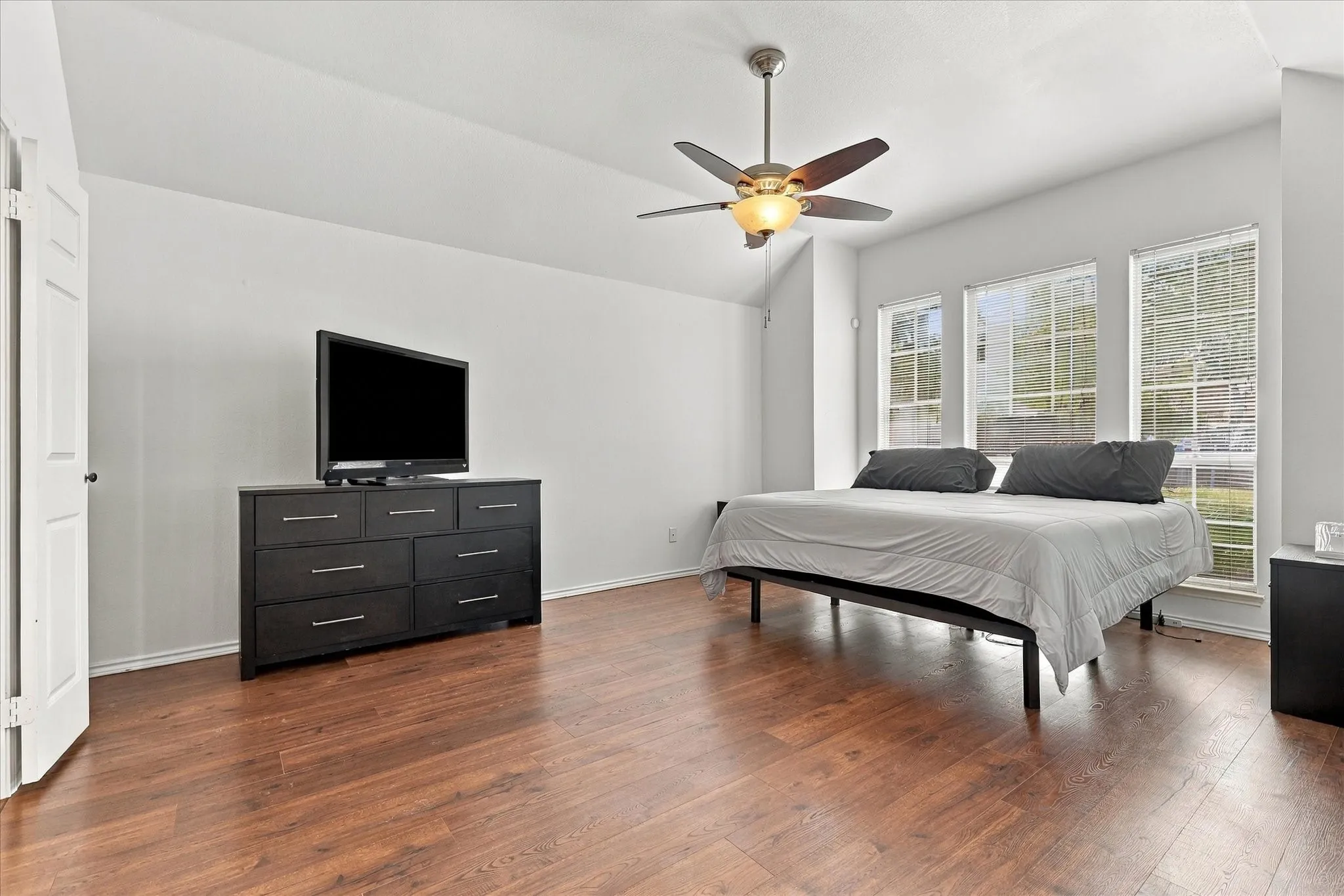 Single Family Residence For Sale in Denton County , 700 Summit Ridge, Lewisville, Texas 75077, 3 Bedroom, 2 Bathroom, 2 Garage spaces, 1,994 Sqft, built in 1994, mls#21383687, Real Estate Agent in Lewisville, Homes For Sale in Denton county, Homes For Sale in Lewisville, Realtor in Lewisville Texas, Real Estate Brokerage Independent Realty Texas, Luminita Cordes Realtor