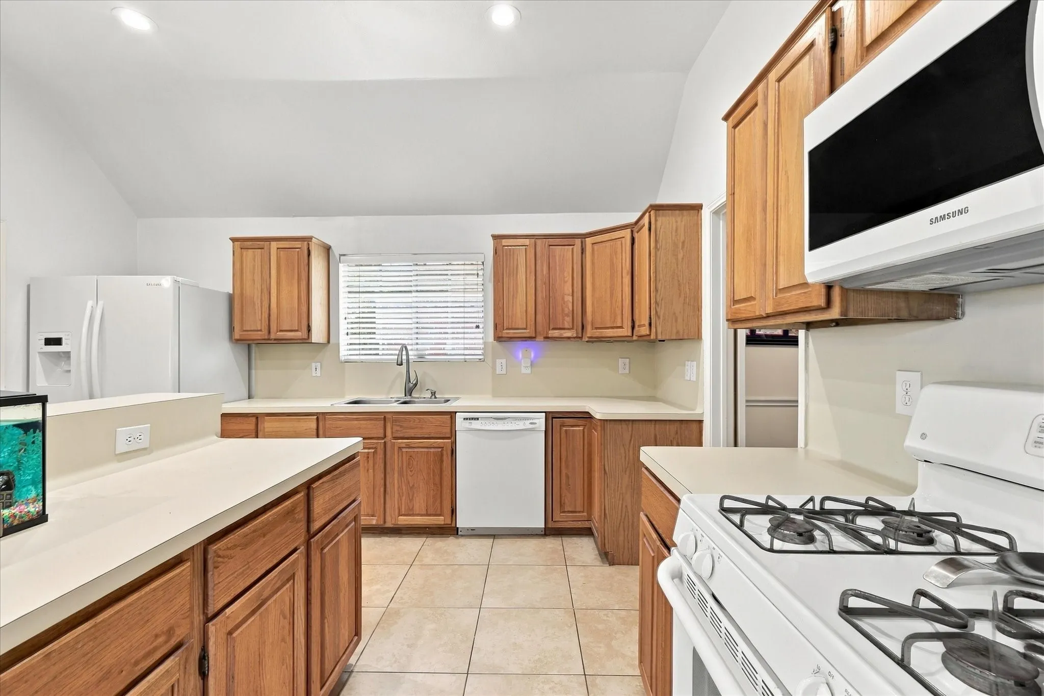 Single Family Residence For Sale in Denton County , 700 Summit Ridge, Lewisville, Texas 75077, 3 Bedroom, 2 Bathroom, 2 Garage spaces, 1,994 Sqft, built in 1994, mls#21383687, Real Estate Agent in Lewisville, Homes For Sale in Denton county, Homes For Sale in Lewisville, Realtor in Lewisville Texas, Real Estate Brokerage Independent Realty Texas, Luminita Cordes Realtor