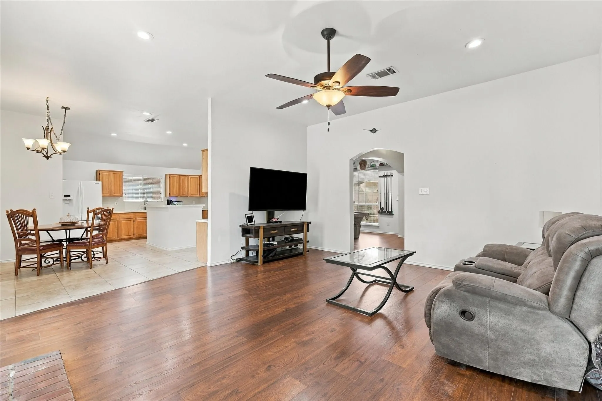 Single Family Residence For Sale in Denton County , 700 Summit Ridge, Lewisville, Texas 75077, 3 Bedroom, 2 Bathroom, 2 Garage spaces, 1,994 Sqft, built in 1994, mls#21383687, Real Estate Agent in Lewisville, Homes For Sale in Denton county, Homes For Sale in Lewisville, Realtor in Lewisville Texas, Real Estate Brokerage Independent Realty Texas, Luminita Cordes Realtor