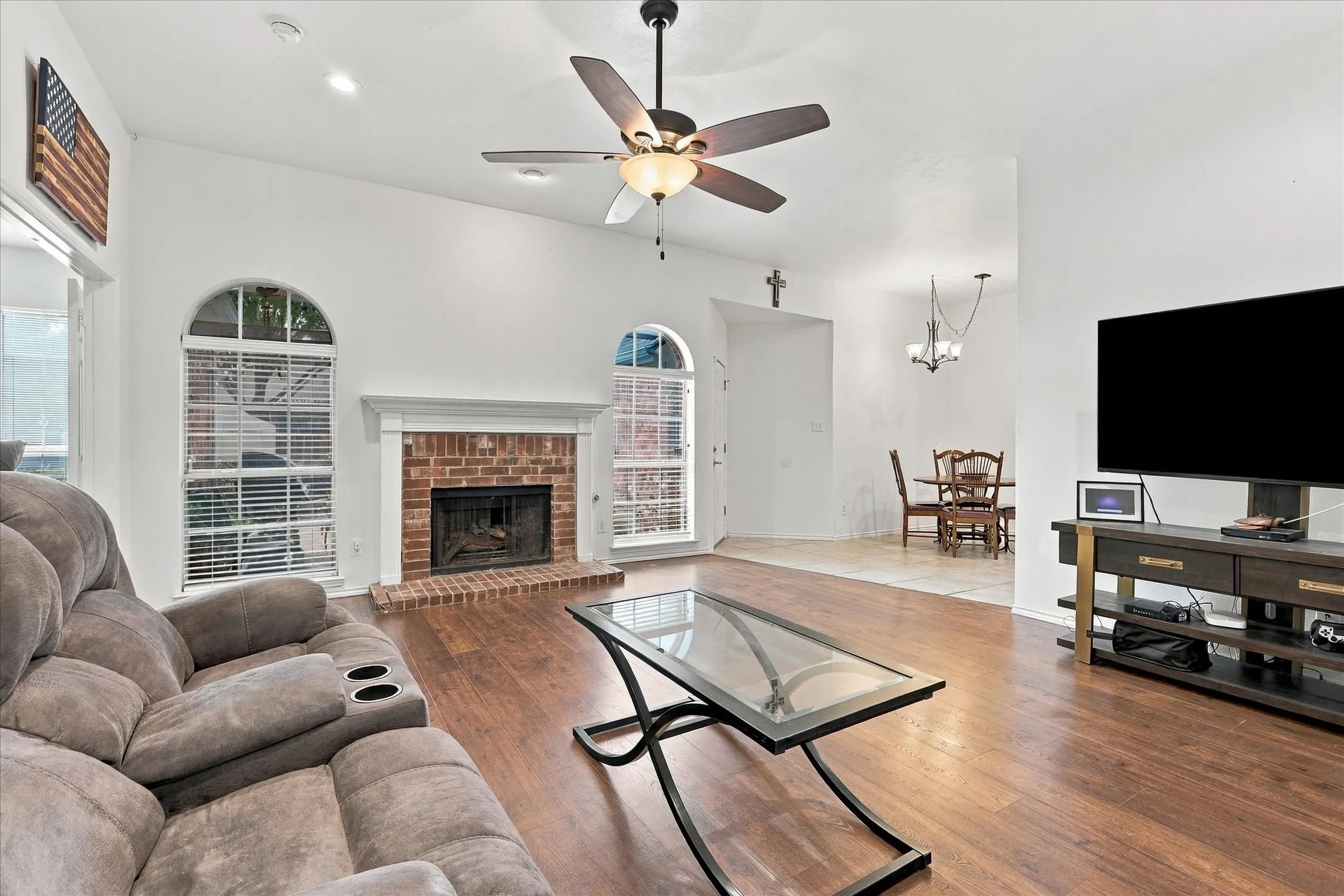Single Family Residence For Sale in Denton County , 700 Summit Ridge, Lewisville, Texas 75077, 3 Bedroom, 2 Bathroom, 2 Garage spaces, 1,994 Sqft, built in 1994, mls#21383687, Real Estate Agent in Lewisville, Homes For Sale in Denton county, Homes For Sale in Lewisville, Realtor in Lewisville Texas, Real Estate Brokerage Independent Realty Texas, Luminita Cordes Realtor