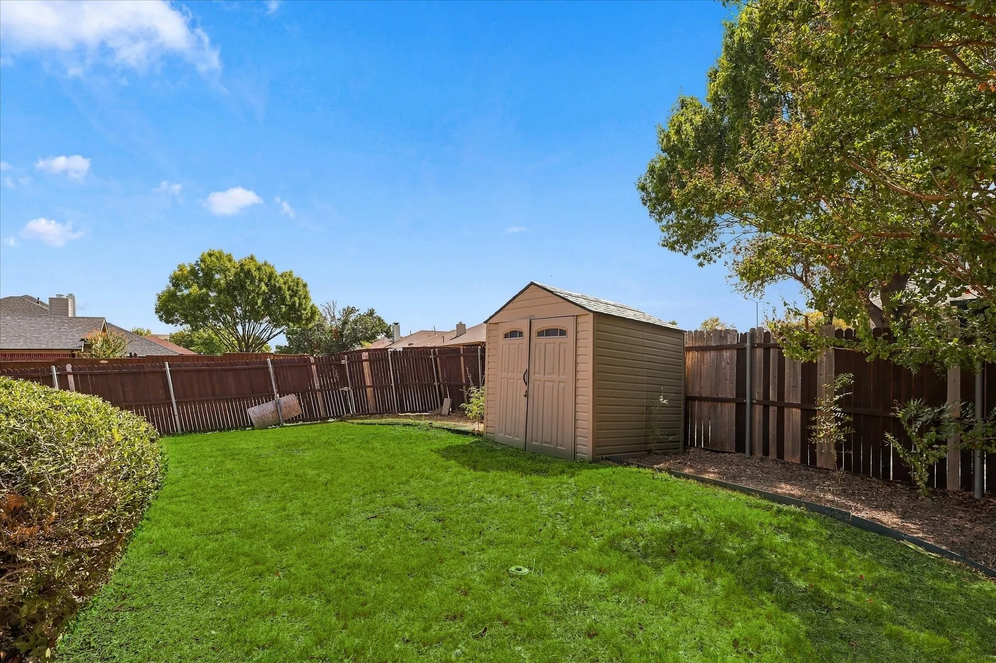 Single Family Residence For Sale in Denton County , 700 Summit Ridge, Lewisville, Texas 75077, 3 Bedroom, 2 Bathroom, 2 Garage spaces, 1,994 Sqft, built in 1994, mls#21383687, Real Estate Agent in Lewisville, Homes For Sale in Denton county, Homes For Sale in Lewisville, Realtor in Lewisville Texas, Real Estate Brokerage Independent Realty Texas, Luminita Cordes Realtor