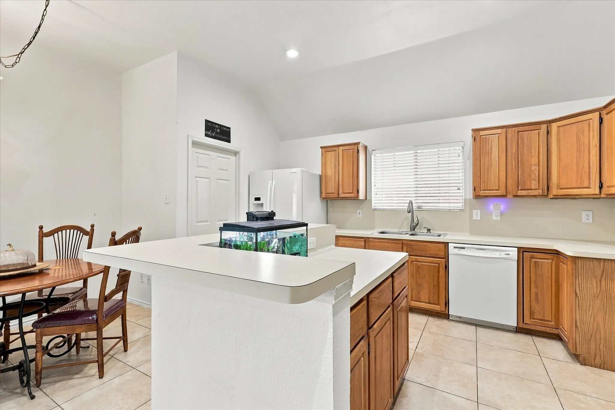 Single Family Residence For Sale in Denton County , 700 Summit Ridge, Lewisville, Texas 75077, 3 Bedroom, 2 Bathroom, 2 Garage spaces, 1,994 Sqft, built in 1994, mls#21383687, Real Estate Agent in Lewisville, Homes For Sale in Denton county, Homes For Sale in Lewisville, Realtor in Lewisville Texas, Real Estate Brokerage Independent Realty Texas, Luminita Cordes Realtor