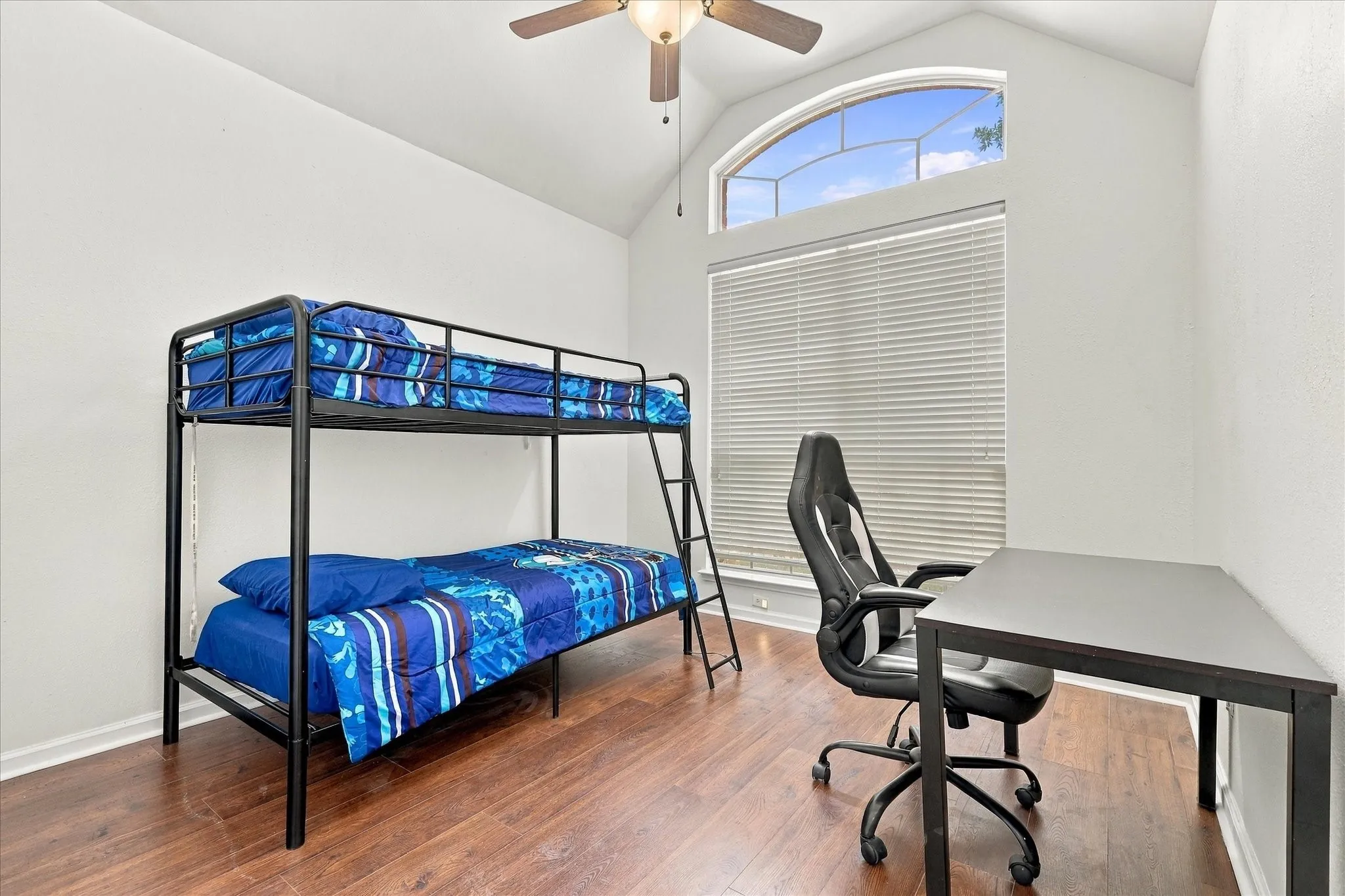 Single Family Residence For Sale in Denton County , 700 Summit Ridge, Lewisville, Texas 75077, 3 Bedroom, 2 Bathroom, 2 Garage spaces, 1,994 Sqft, built in 1994, mls#21383687, Real Estate Agent in Lewisville, Homes For Sale in Denton county, Homes For Sale in Lewisville, Realtor in Lewisville Texas, Real Estate Brokerage Independent Realty Texas, Luminita Cordes Realtor