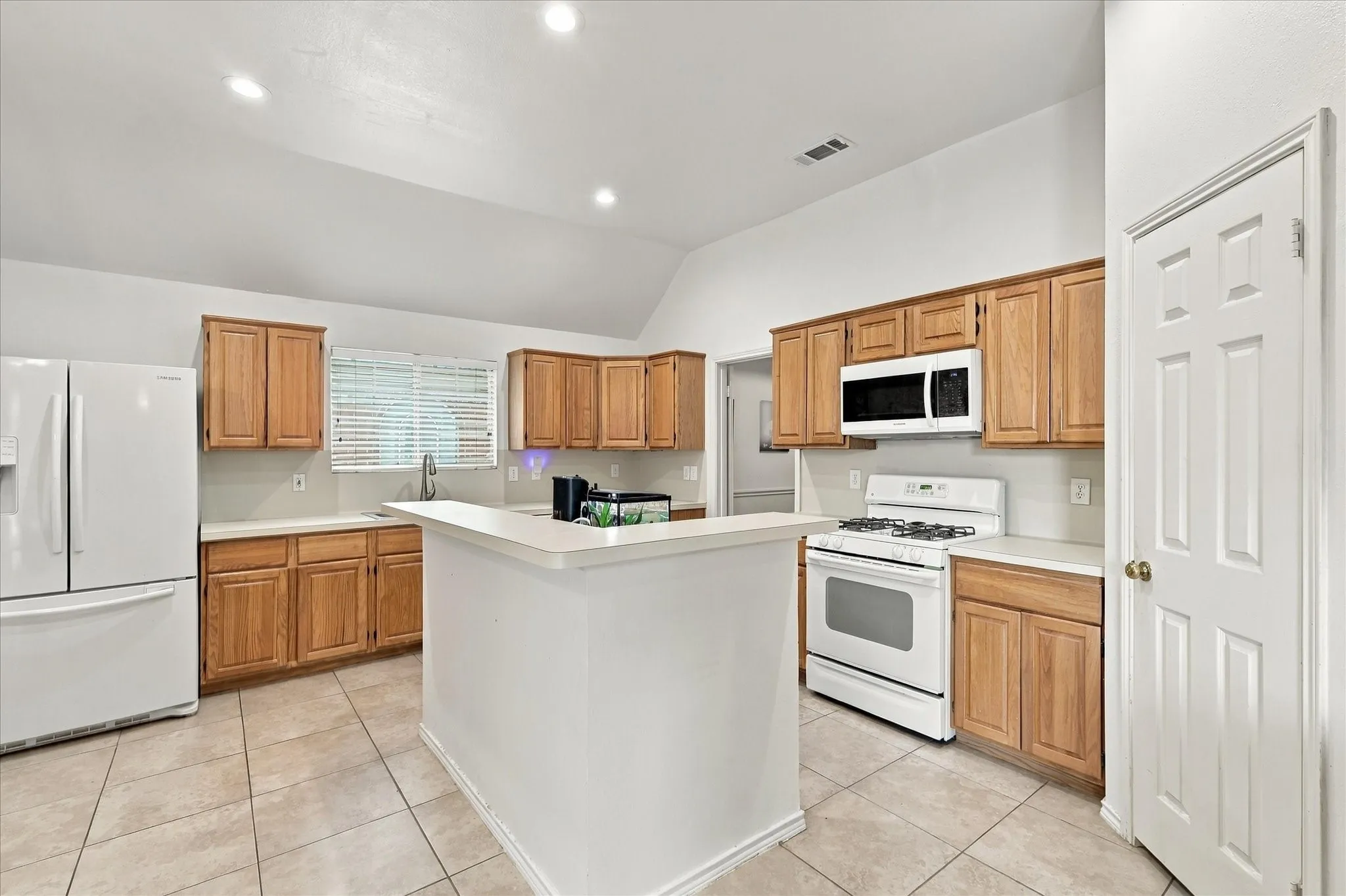Single Family Residence For Sale in Denton County , 700 Summit Ridge, Lewisville, Texas 75077, 3 Bedroom, 2 Bathroom, 2 Garage spaces, 1,994 Sqft, built in 1994, mls#21383687, Real Estate Agent in Lewisville, Homes For Sale in Denton county, Homes For Sale in Lewisville, Realtor in Lewisville Texas, Real Estate Brokerage Independent Realty Texas, Luminita Cordes Realtor