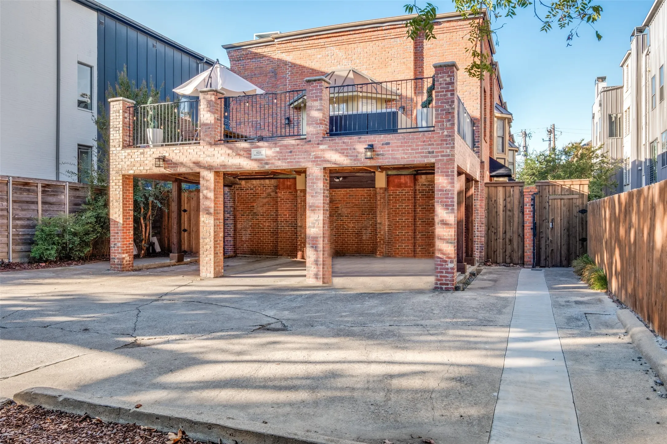 Townhouse For Sale in Dallas County , 4231 Holland Avenue A, Dallas, Texas 75219, 2 Bedroom, 2 Bathroom, 3 Garage spaces, 1,110 Sqft, built in 1983, mls#21388512, Real Estate Agent in Dallas, Homes For Sale in Dallas county, Homes For Sale in Dallas, Realtor in Dallas Texas, Real Estate Brokerage Independent Realty Texas, Luminita Cordes Realtor