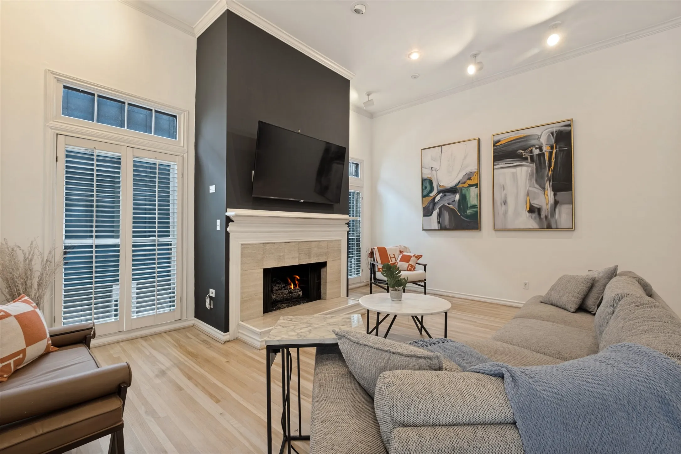 Townhouse For Sale in Dallas County , 4231 Holland Avenue A, Dallas, Texas 75219, 2 Bedroom, 2 Bathroom, 3 Garage spaces, 1,110 Sqft, built in 1983, mls#21388512, Real Estate Agent in Dallas, Homes For Sale in Dallas county, Homes For Sale in Dallas, Realtor in Dallas Texas, Real Estate Brokerage Independent Realty Texas, Luminita Cordes Realtor