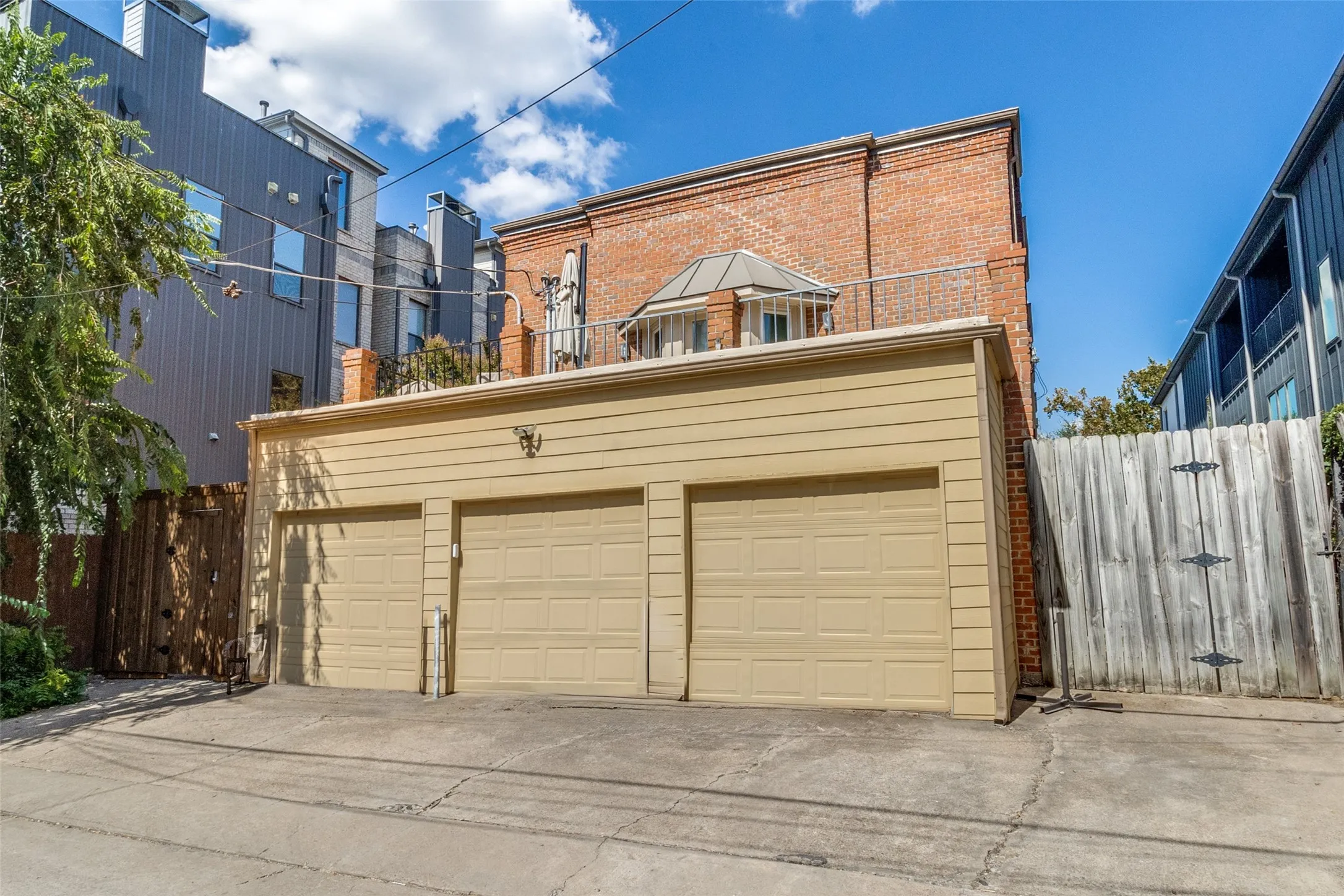 Townhouse For Sale in Dallas County , 4231 Holland Avenue A, Dallas, Texas 75219, 2 Bedroom, 2 Bathroom, 3 Garage spaces, 1,110 Sqft, built in 1983, mls#21388512, Real Estate Agent in Dallas, Homes For Sale in Dallas county, Homes For Sale in Dallas, Realtor in Dallas Texas, Real Estate Brokerage Independent Realty Texas, Luminita Cordes Realtor
