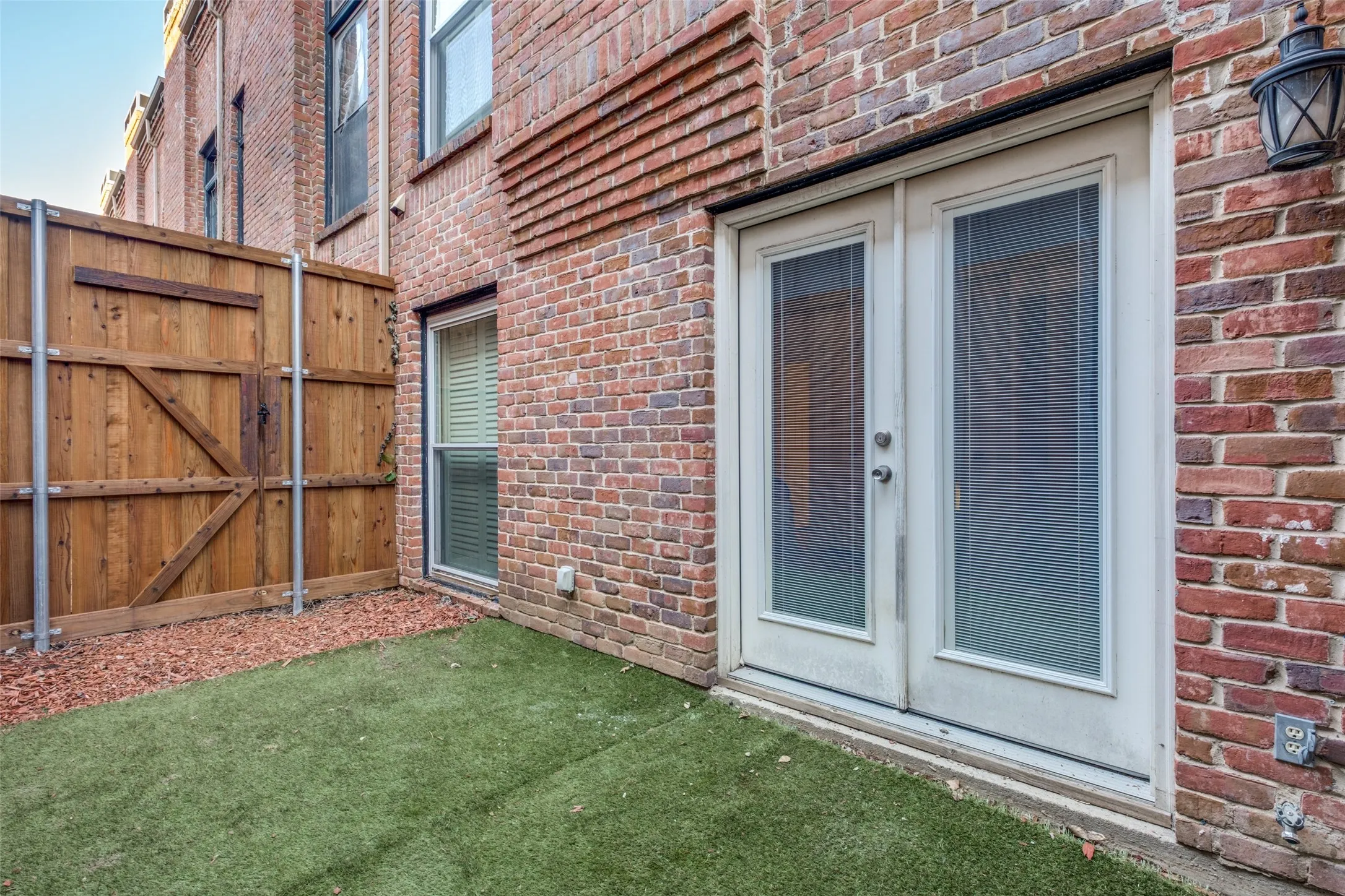 Townhouse For Sale in Dallas County , 4231 Holland Avenue A, Dallas, Texas 75219, 2 Bedroom, 2 Bathroom, 3 Garage spaces, 1,110 Sqft, built in 1983, mls#21388512, Real Estate Agent in Dallas, Homes For Sale in Dallas county, Homes For Sale in Dallas, Realtor in Dallas Texas, Real Estate Brokerage Independent Realty Texas, Luminita Cordes Realtor