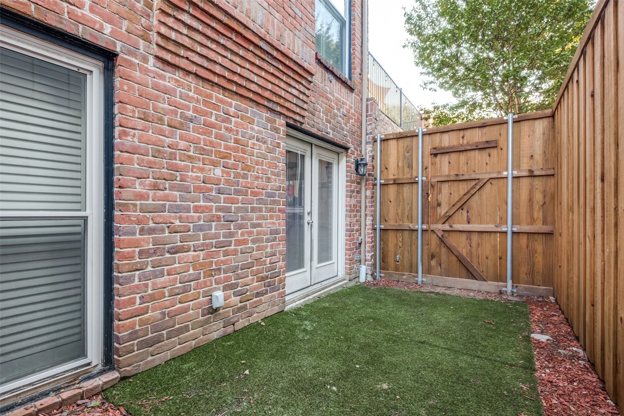 Townhouse For Sale in Dallas County , 4231 Holland Avenue A, Dallas, Texas 75219, 2 Bedroom, 2 Bathroom, 3 Garage spaces, 1,110 Sqft, built in 1983, mls#21388512, Real Estate Agent in Dallas, Homes For Sale in Dallas county, Homes For Sale in Dallas, Realtor in Dallas Texas, Real Estate Brokerage Independent Realty Texas, Luminita Cordes Realtor