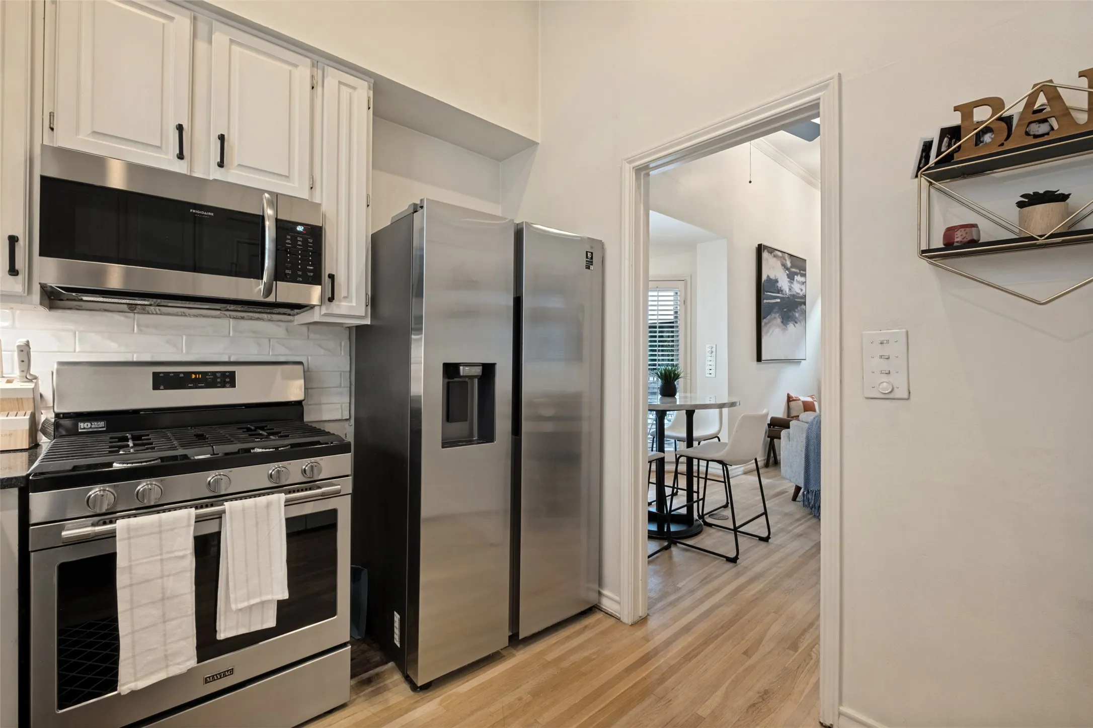 Townhouse For Sale in Dallas County , 4231 Holland Avenue A, Dallas, Texas 75219, 2 Bedroom, 2 Bathroom, 3 Garage spaces, 1,110 Sqft, built in 1983, mls#21388512, Real Estate Agent in Dallas, Homes For Sale in Dallas county, Homes For Sale in Dallas, Realtor in Dallas Texas, Real Estate Brokerage Independent Realty Texas, Luminita Cordes Realtor