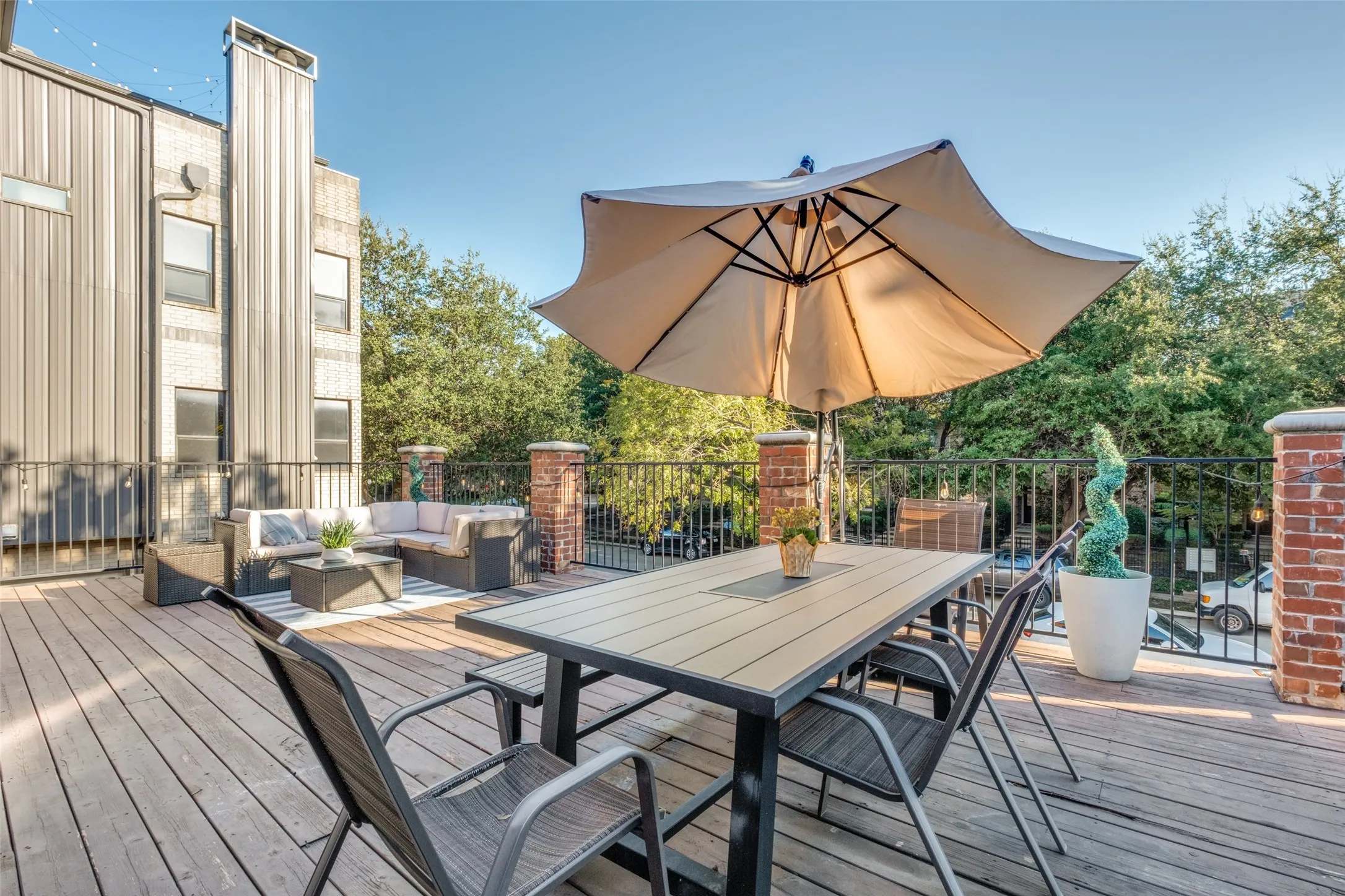 Townhouse For Sale in Dallas County , 4231 Holland Avenue A, Dallas, Texas 75219, 2 Bedroom, 2 Bathroom, 3 Garage spaces, 1,110 Sqft, built in 1983, mls#21388512, Real Estate Agent in Dallas, Homes For Sale in Dallas county, Homes For Sale in Dallas, Realtor in Dallas Texas, Real Estate Brokerage Independent Realty Texas, Luminita Cordes Realtor