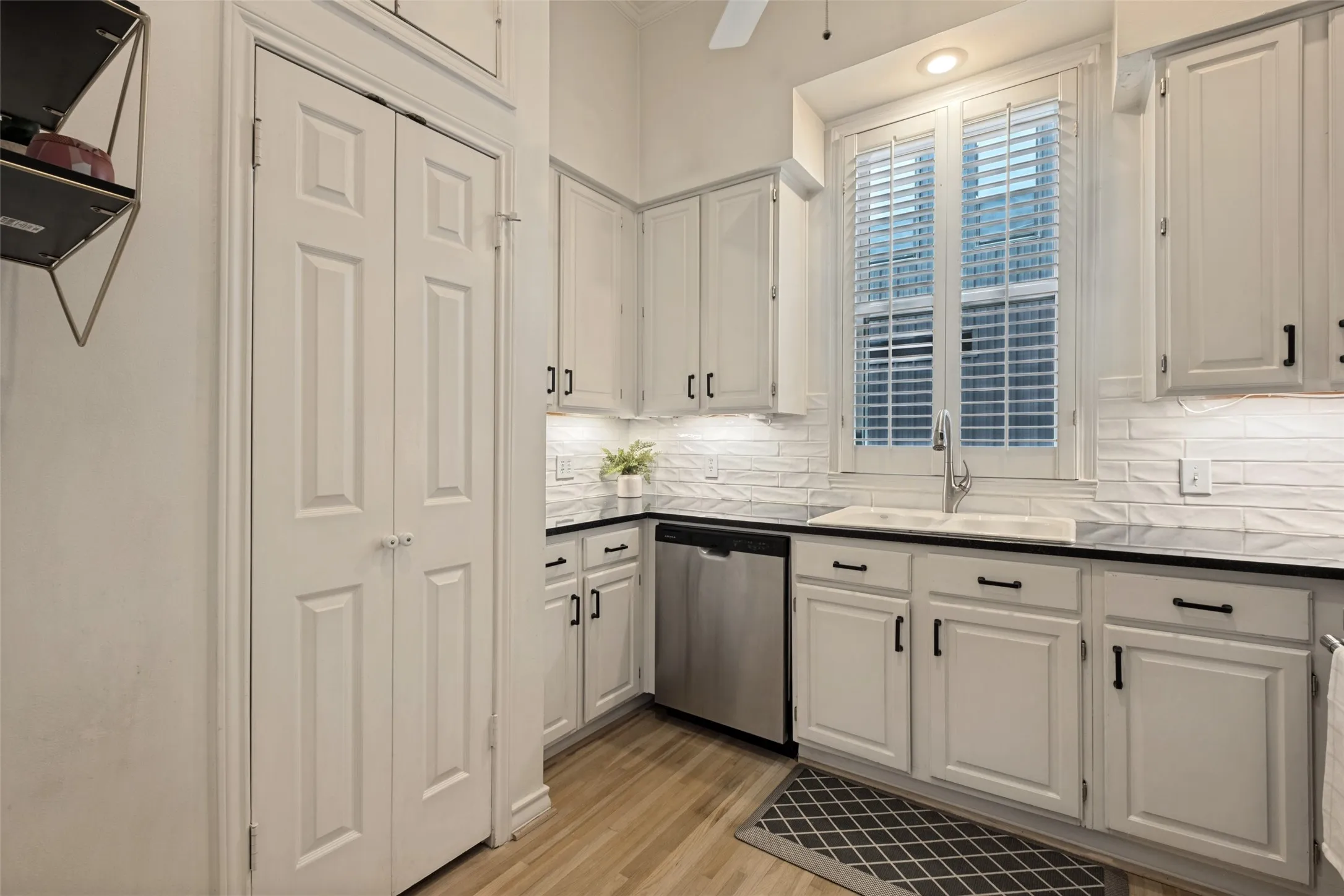 Townhouse For Sale in Dallas County , 4231 Holland Avenue A, Dallas, Texas 75219, 2 Bedroom, 2 Bathroom, 3 Garage spaces, 1,110 Sqft, built in 1983, mls#21388512, Real Estate Agent in Dallas, Homes For Sale in Dallas county, Homes For Sale in Dallas, Realtor in Dallas Texas, Real Estate Brokerage Independent Realty Texas, Luminita Cordes Realtor