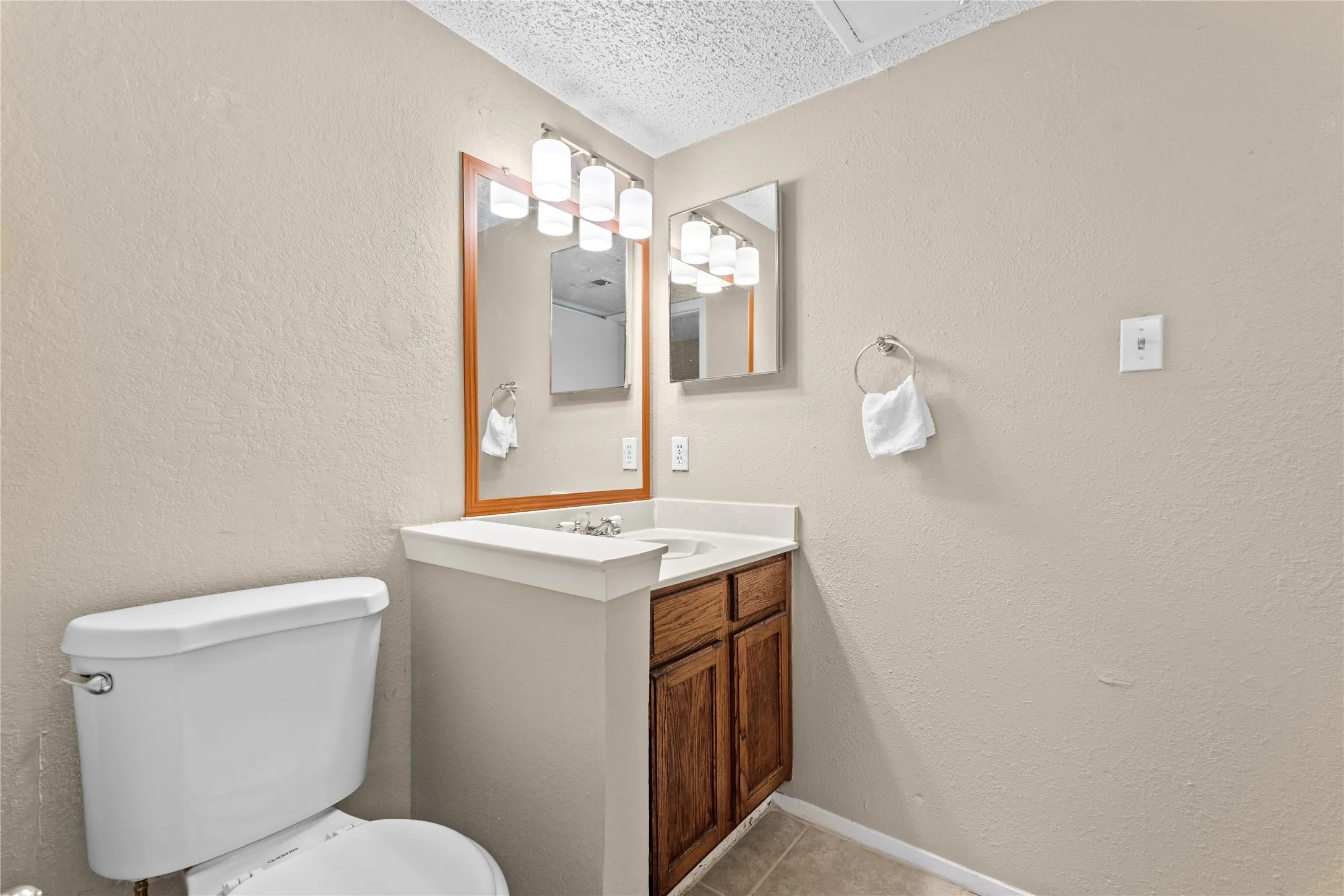Condominium For Rent in Dallas County , 9623 Walnut Street 8102, Dallas, Texas 75243, 2 Bedroom, 3 Bathroom, Garage spaces, 1,229 Sqft, built in 1983, mls#21389659, Real Estate Agent in Dallas, Homes For Rent in Dallas county, Homes For Rent in Dallas, Realtor in Dallas Texas, Real Estate Brokerage Independent Realty Texas, Luminita Cordes Realtor