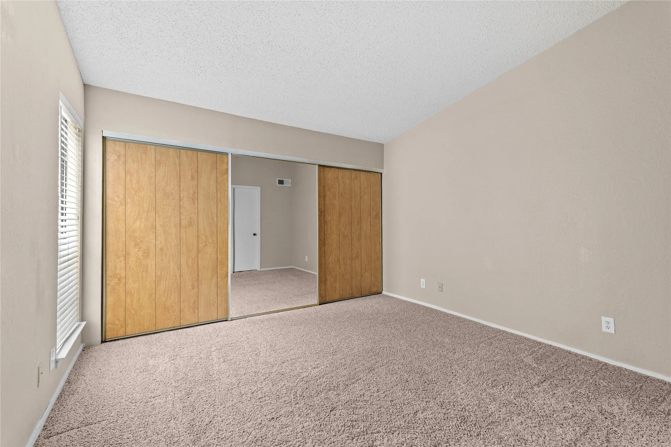 Condominium For Rent in Dallas County , 9623 Walnut Street 8102, Dallas, Texas 75243, 2 Bedroom, 3 Bathroom, Garage spaces, 1,229 Sqft, built in 1983, mls#21389659, Real Estate Agent in Dallas, Homes For Rent in Dallas county, Homes For Rent in Dallas, Realtor in Dallas Texas, Real Estate Brokerage Independent Realty Texas, Luminita Cordes Realtor