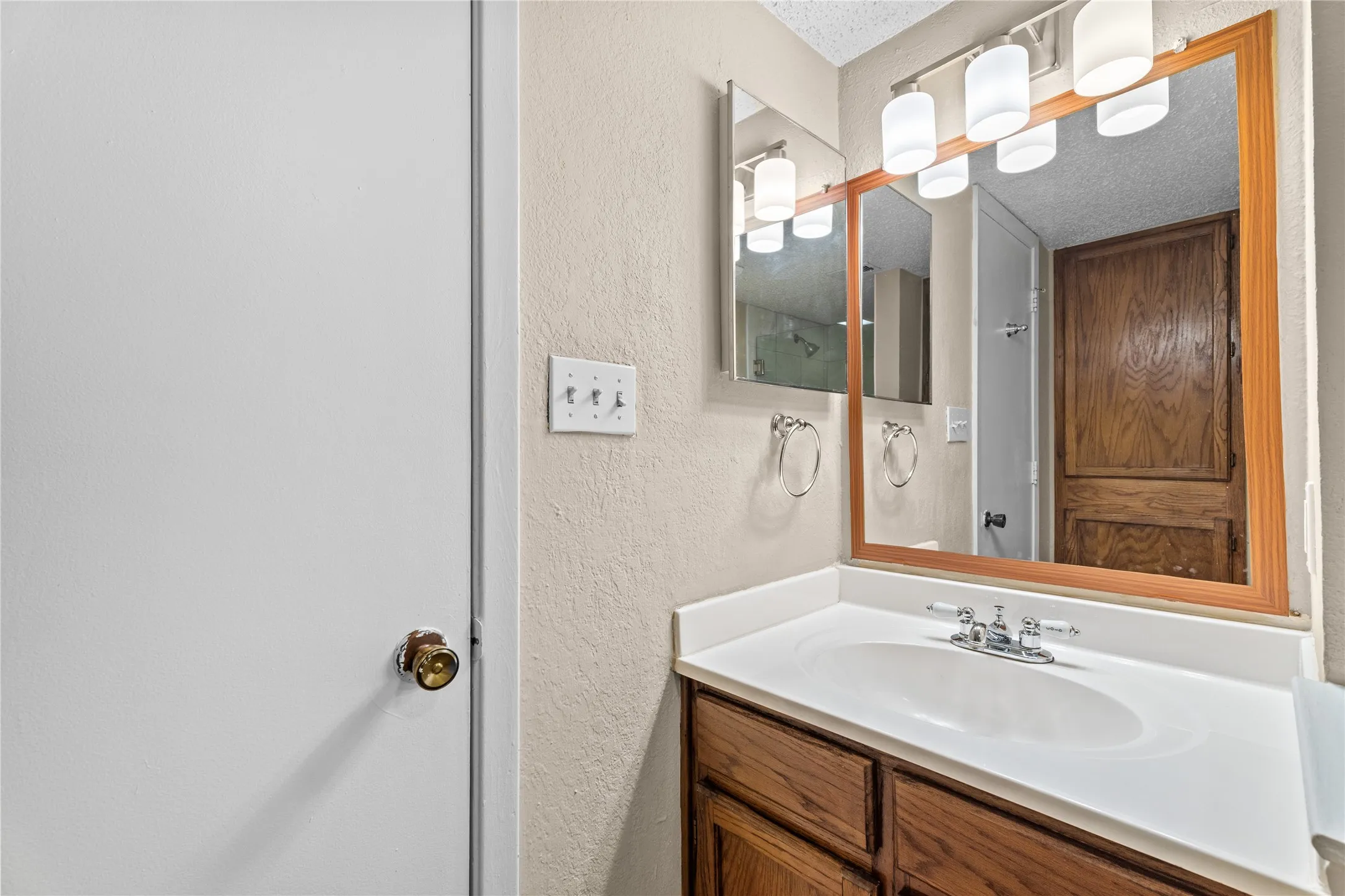 Condominium For Rent in Dallas County , 9623 Walnut Street 8102, Dallas, Texas 75243, 2 Bedroom, 3 Bathroom, Garage spaces, 1,229 Sqft, built in 1983, mls#21389659, Real Estate Agent in Dallas, Homes For Rent in Dallas county, Homes For Rent in Dallas, Realtor in Dallas Texas, Real Estate Brokerage Independent Realty Texas, Luminita Cordes Realtor