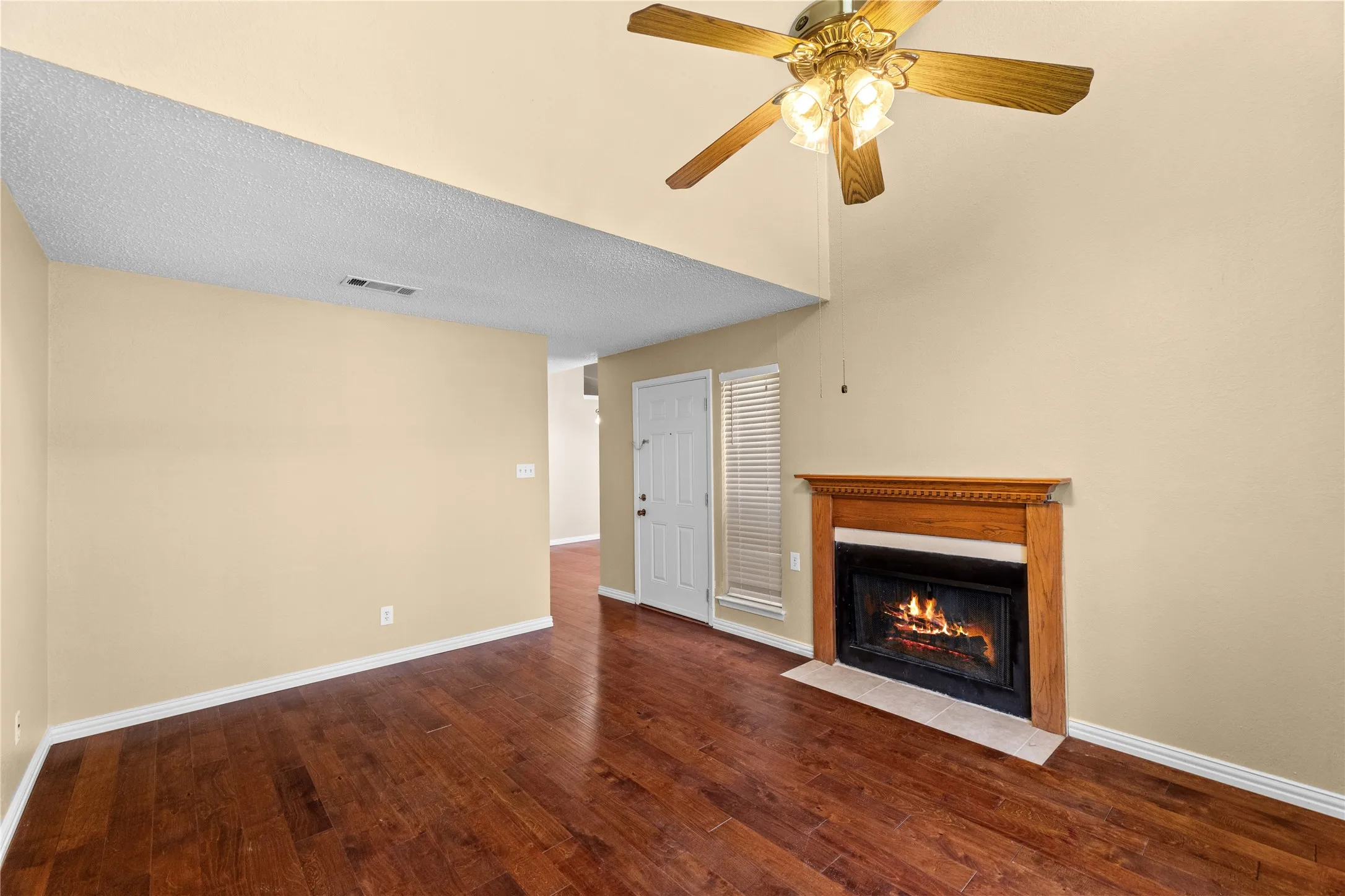 Condominium For Rent in Dallas County , 9623 Walnut Street 8102, Dallas, Texas 75243, 2 Bedroom, 3 Bathroom, Garage spaces, 1,229 Sqft, built in 1983, mls#21389659, Real Estate Agent in Dallas, Homes For Rent in Dallas county, Homes For Rent in Dallas, Realtor in Dallas Texas, Real Estate Brokerage Independent Realty Texas, Luminita Cordes Realtor