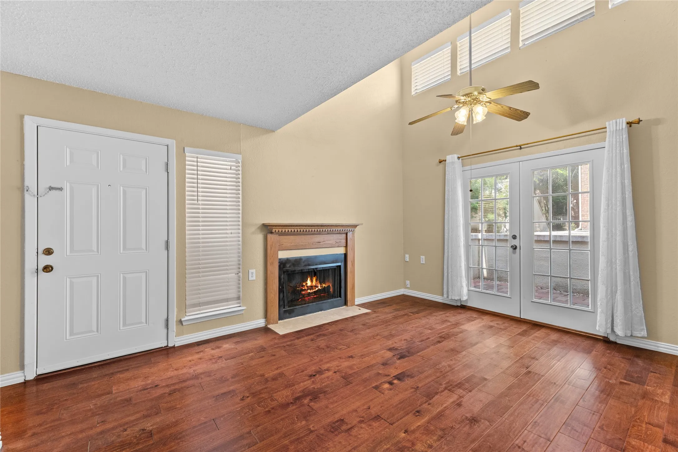 Condominium For Rent in Dallas County , 9623 Walnut Street 8102, Dallas, Texas 75243, 2 Bedroom, 3 Bathroom, Garage spaces, 1,229 Sqft, built in 1983, mls#21389659, Real Estate Agent in Dallas, Homes For Rent in Dallas county, Homes For Rent in Dallas, Realtor in Dallas Texas, Real Estate Brokerage Independent Realty Texas, Luminita Cordes Realtor
