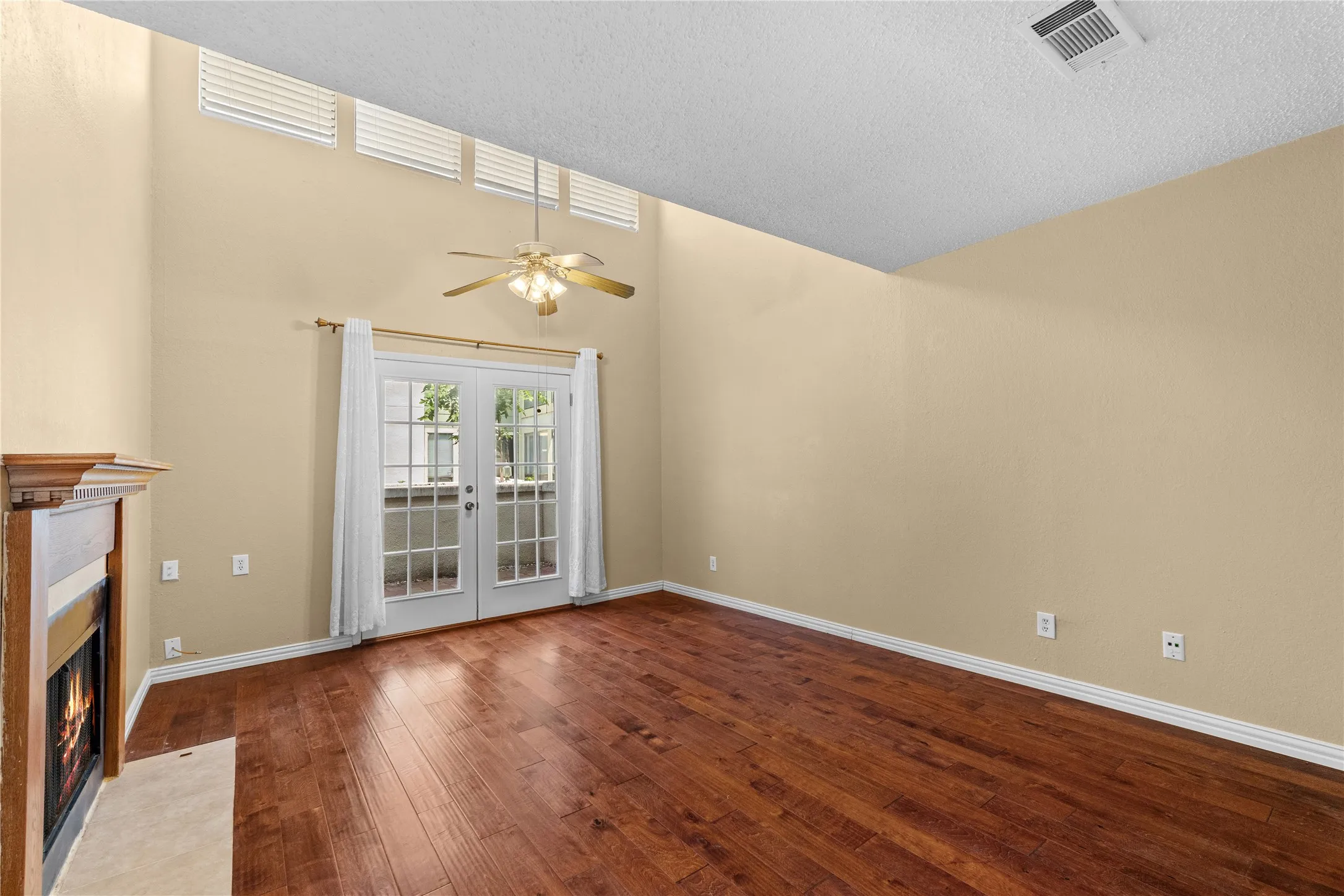 Condominium For Rent in Dallas County , 9623 Walnut Street 8102, Dallas, Texas 75243, 2 Bedroom, 3 Bathroom, Garage spaces, 1,229 Sqft, built in 1983, mls#21389659, Real Estate Agent in Dallas, Homes For Rent in Dallas county, Homes For Rent in Dallas, Realtor in Dallas Texas, Real Estate Brokerage Independent Realty Texas, Luminita Cordes Realtor