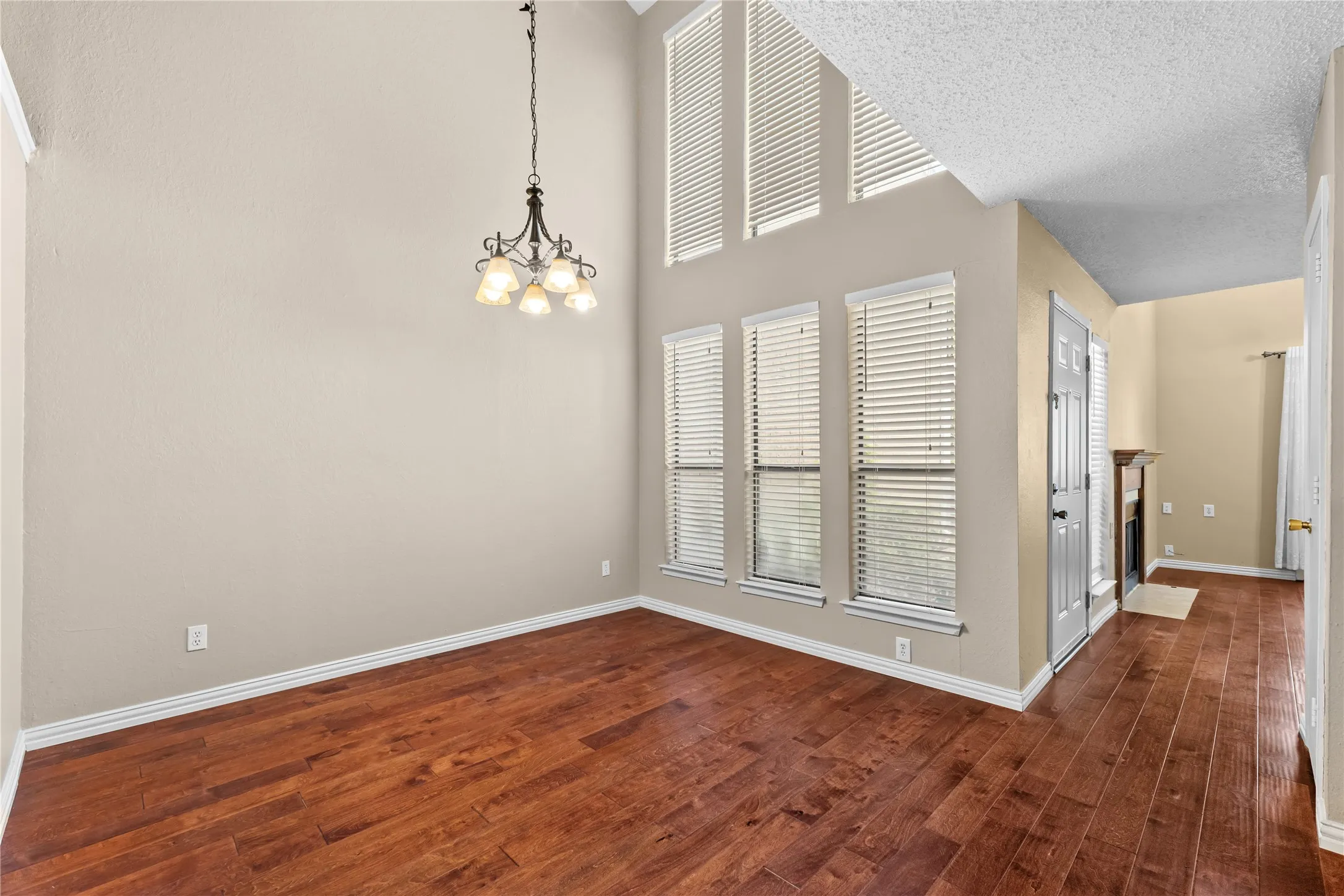 Condominium For Rent in Dallas County , 9623 Walnut Street 8102, Dallas, Texas 75243, 2 Bedroom, 3 Bathroom, Garage spaces, 1,229 Sqft, built in 1983, mls#21389659, Real Estate Agent in Dallas, Homes For Rent in Dallas county, Homes For Rent in Dallas, Realtor in Dallas Texas, Real Estate Brokerage Independent Realty Texas, Luminita Cordes Realtor