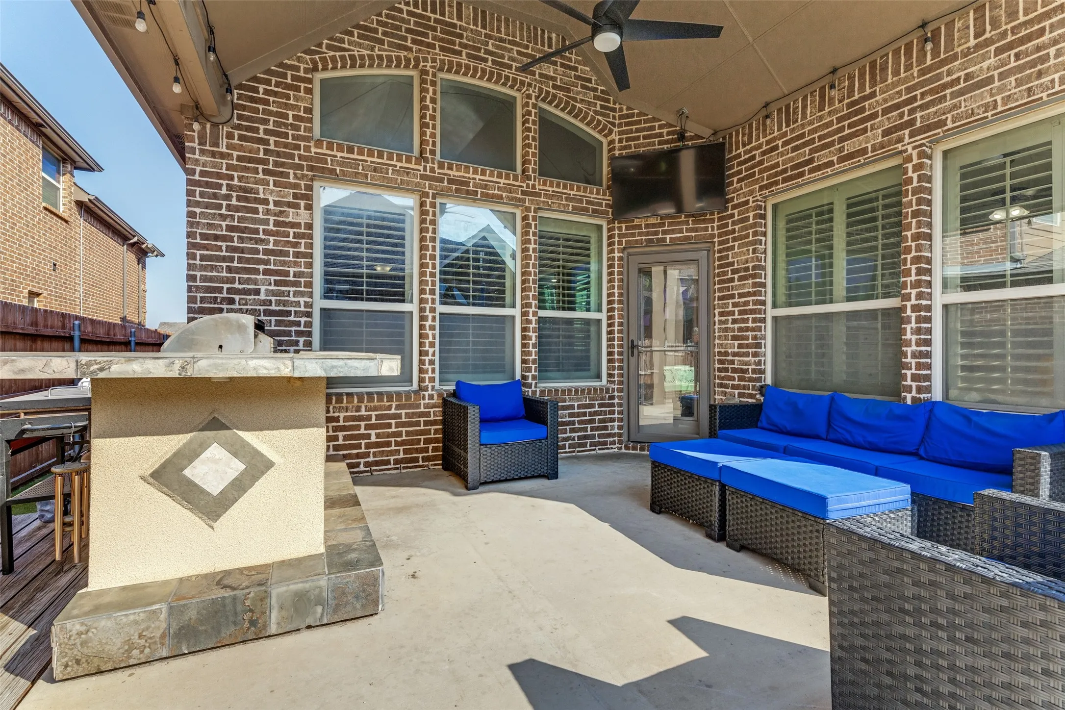 Patio with outdoor kitchen, ceiling fan