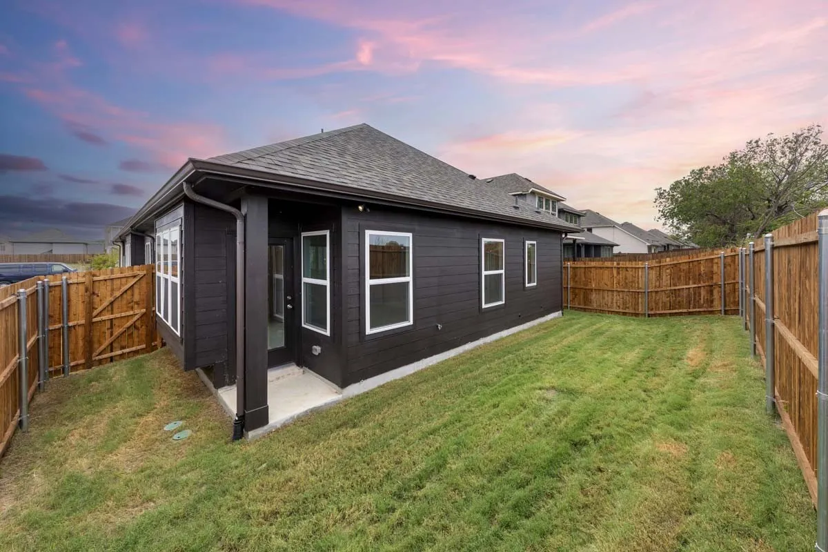 24-1640-edgeway-aubrey-fenced-backyard