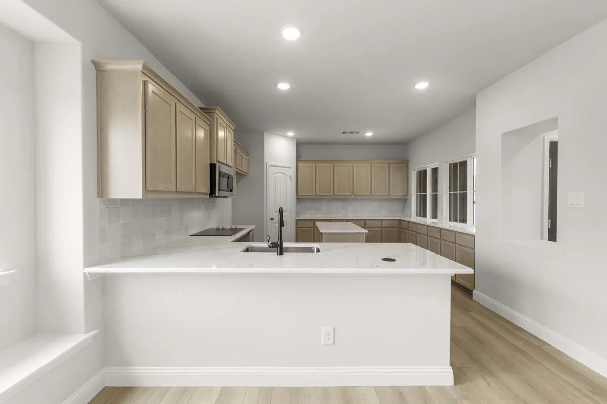 10-1640-edgeway-aubrey-eat-in-kitchen-serving-bar
