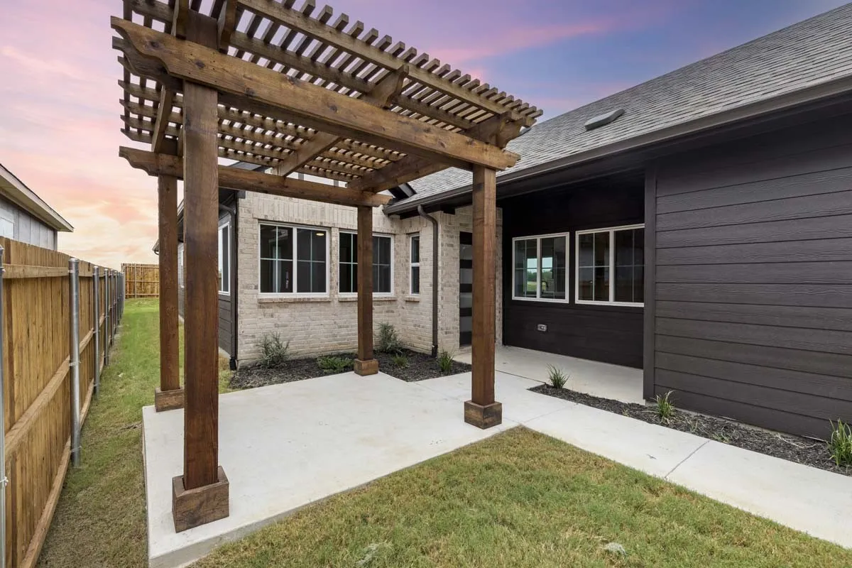 02-1640-edgeway-aubrey-courtyard-pergola-patio