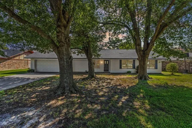 Single Family Residence For Rent in Hopkins County , 221 Azalea Drive, Sulphur Springs, Texas 75482, 3 Bedroom, 2 Bathroom, 2 Garage spaces, 1,731 Sqft, built in 1977, mls#21390647, Real Estate Agent in Sulphur Springs, Homes For Rent in Hopkins county, Homes For Rent in Sulphur Springs, Realtor in Sulphur Springs Texas, Real Estate Brokerage Independent Realty Texas, Luminita Cordes Realtor