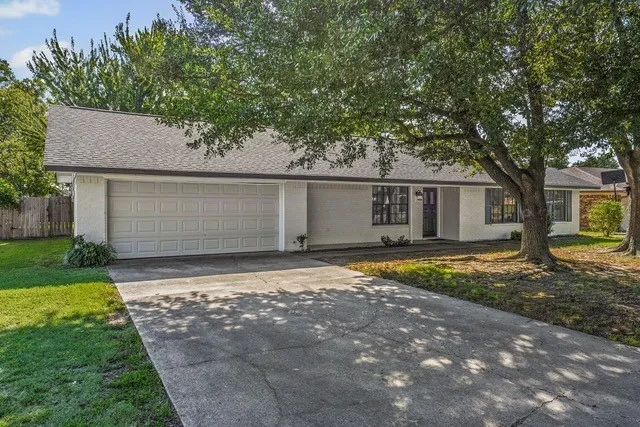 Single Family Residence For Rent in Hopkins County , 221 Azalea Drive, Sulphur Springs, Texas 75482, 3 Bedroom, 2 Bathroom, 2 Garage spaces, 1,731 Sqft, built in 1977, mls#21390647, Real Estate Agent in Sulphur Springs, Homes For Rent in Hopkins county, Homes For Rent in Sulphur Springs, Realtor in Sulphur Springs Texas, Real Estate Brokerage Independent Realty Texas, Luminita Cordes Realtor