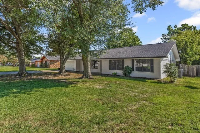 Single Family Residence For Rent in Hopkins County , 221 Azalea Drive, Sulphur Springs, Texas 75482, 3 Bedroom, 2 Bathroom, 2 Garage spaces, 1,731 Sqft, built in 1977, mls#21390647, Real Estate Agent in Sulphur Springs, Homes For Rent in Hopkins county, Homes For Rent in Sulphur Springs, Realtor in Sulphur Springs Texas, Real Estate Brokerage Independent Realty Texas, Luminita Cordes Realtor